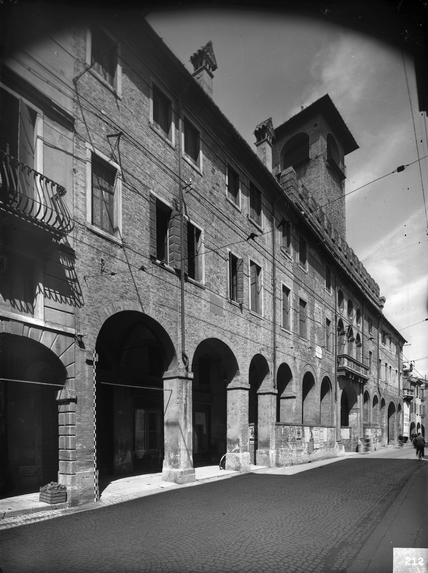 Palazzo già Da Zara del sec. XVI in via Umberto I n. 36 (negativo) di Gabinetto fotografico (XX)