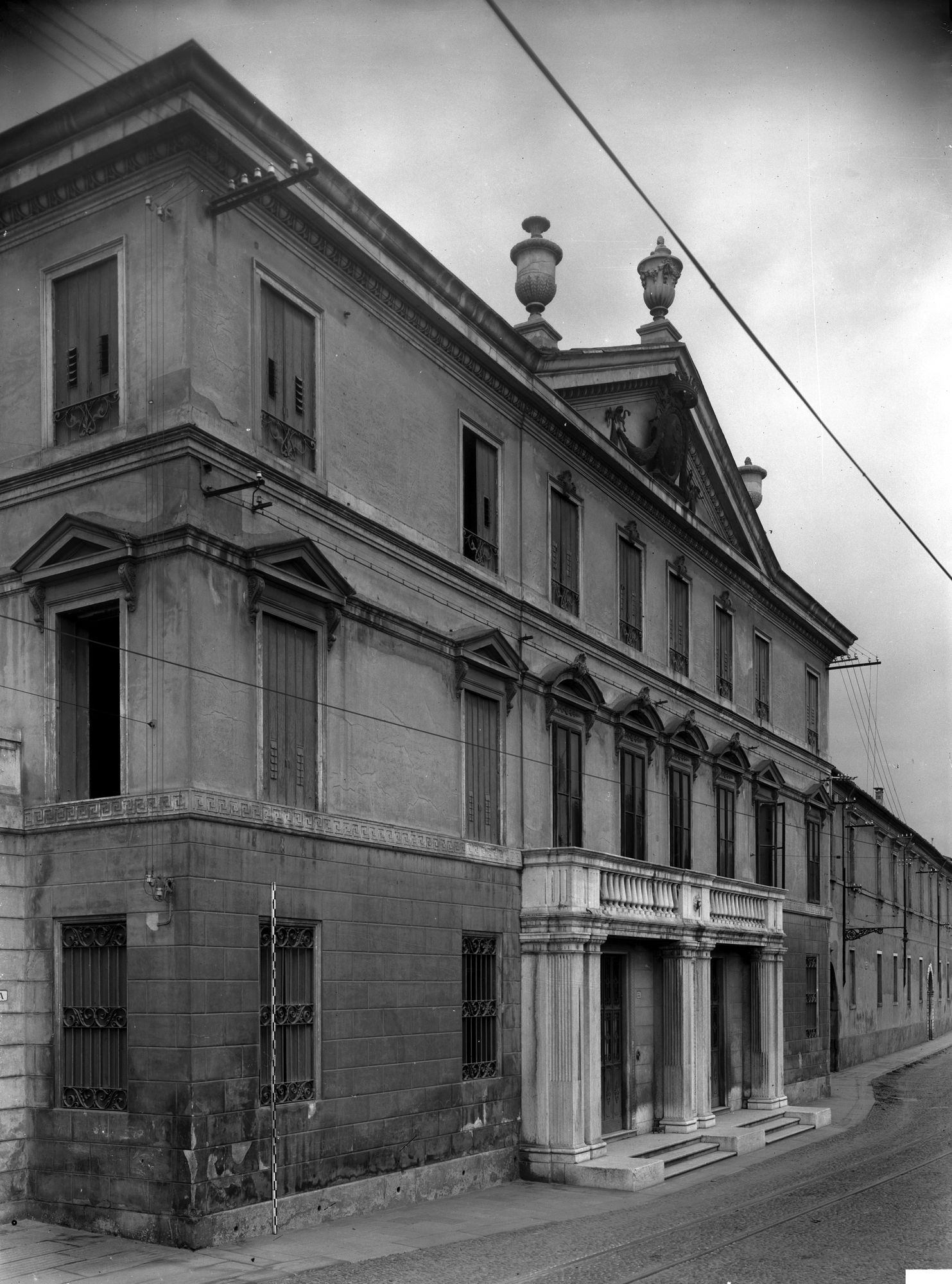 Palazzo De Lazara del sec. XVIII in Riviera San Benedetto 42 (negativo) di Gabinetto fotografico (XX)