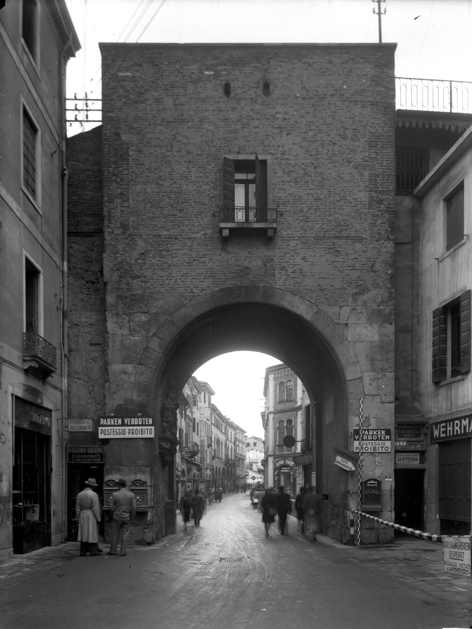 Porta Ponte Altinate 1286 (negativo) di Gabinetto fotografico (XX)