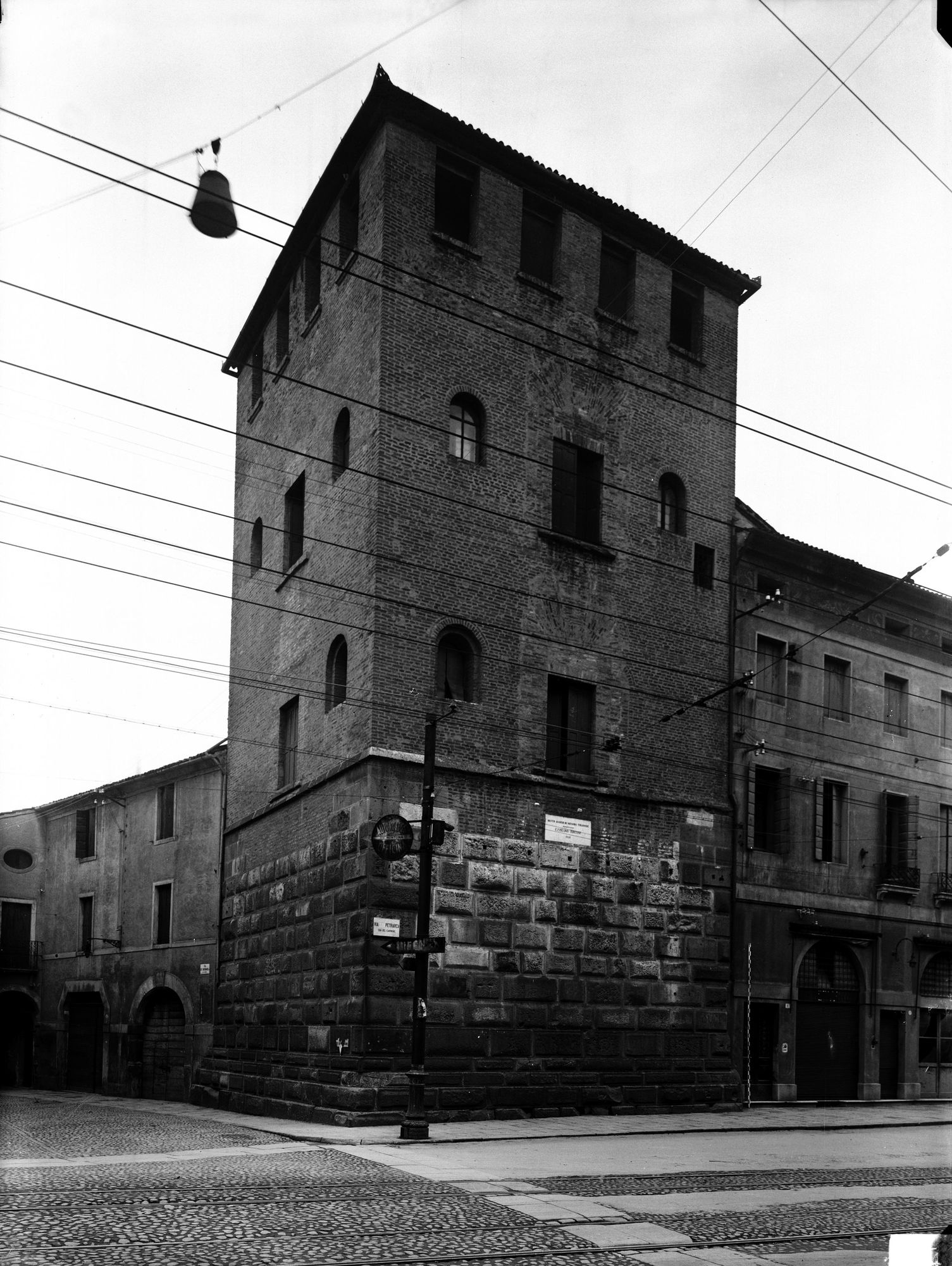 Duomo: Reliquiario della SS. Croce e della S. Spina. Croce e due tubi in cristallo. Sec. XIV. Altri due reliquiari a forma di tubo (negativo) di Gabinetto fotografico (XX)