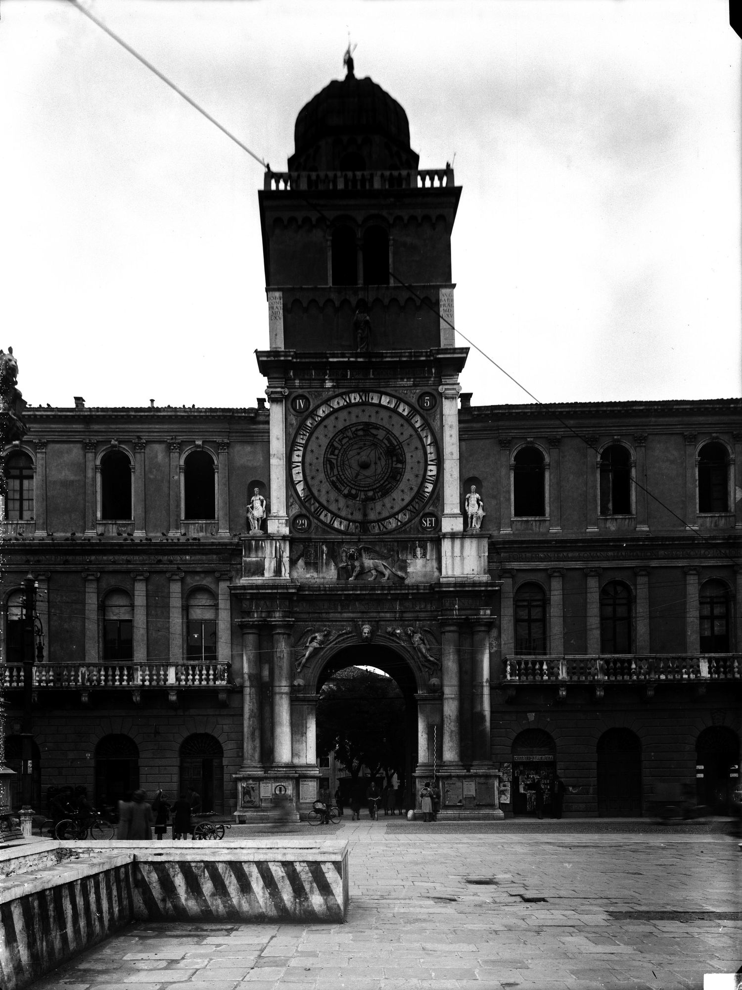 Duomo: Reliquiario della SS. Croce e della S. Spina. Croce e due tubi in cristallo. Sec. XIV. Altri due reliquiari a forma di tubo (negativo) di Gabinetto fotografico (XX)