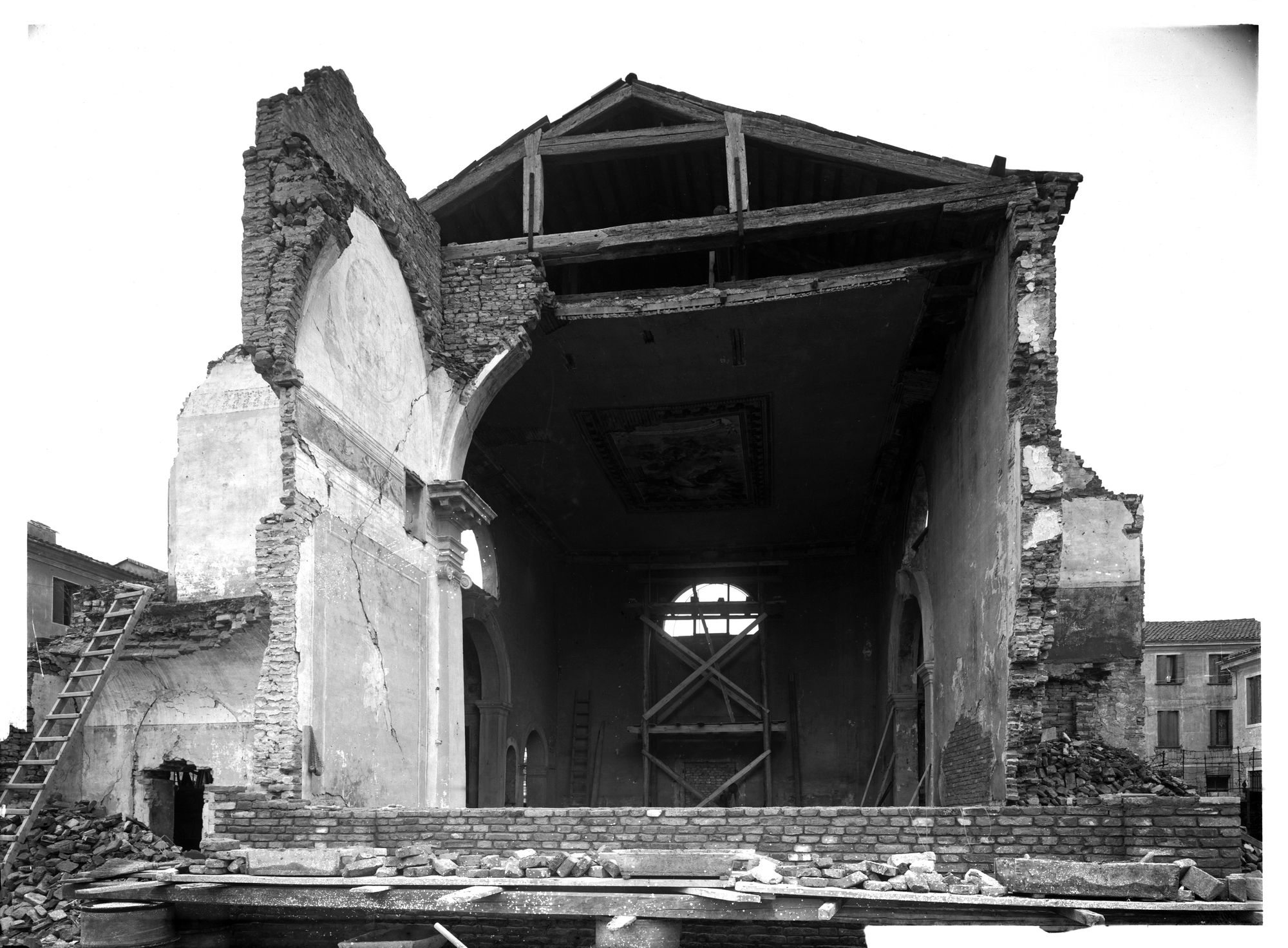 Chiesa San Massimo. L' interno dopo il bombardamento (negativo) di Gabinetto fotografico (XX)