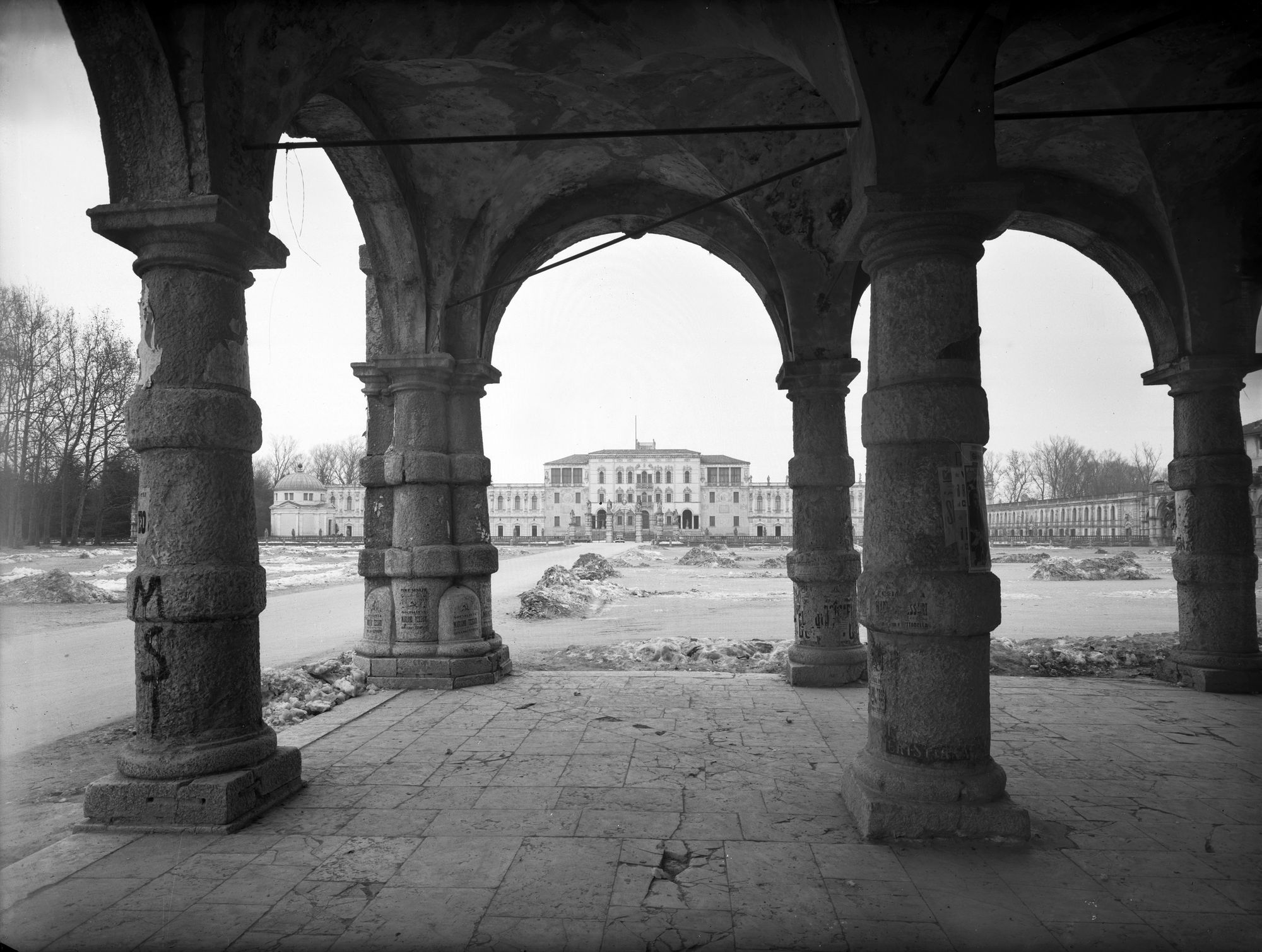 Villa Contarini. Veduta del colonnato con sullo sfondo la villa (negativo) di Gabinetto fotografico (XX)