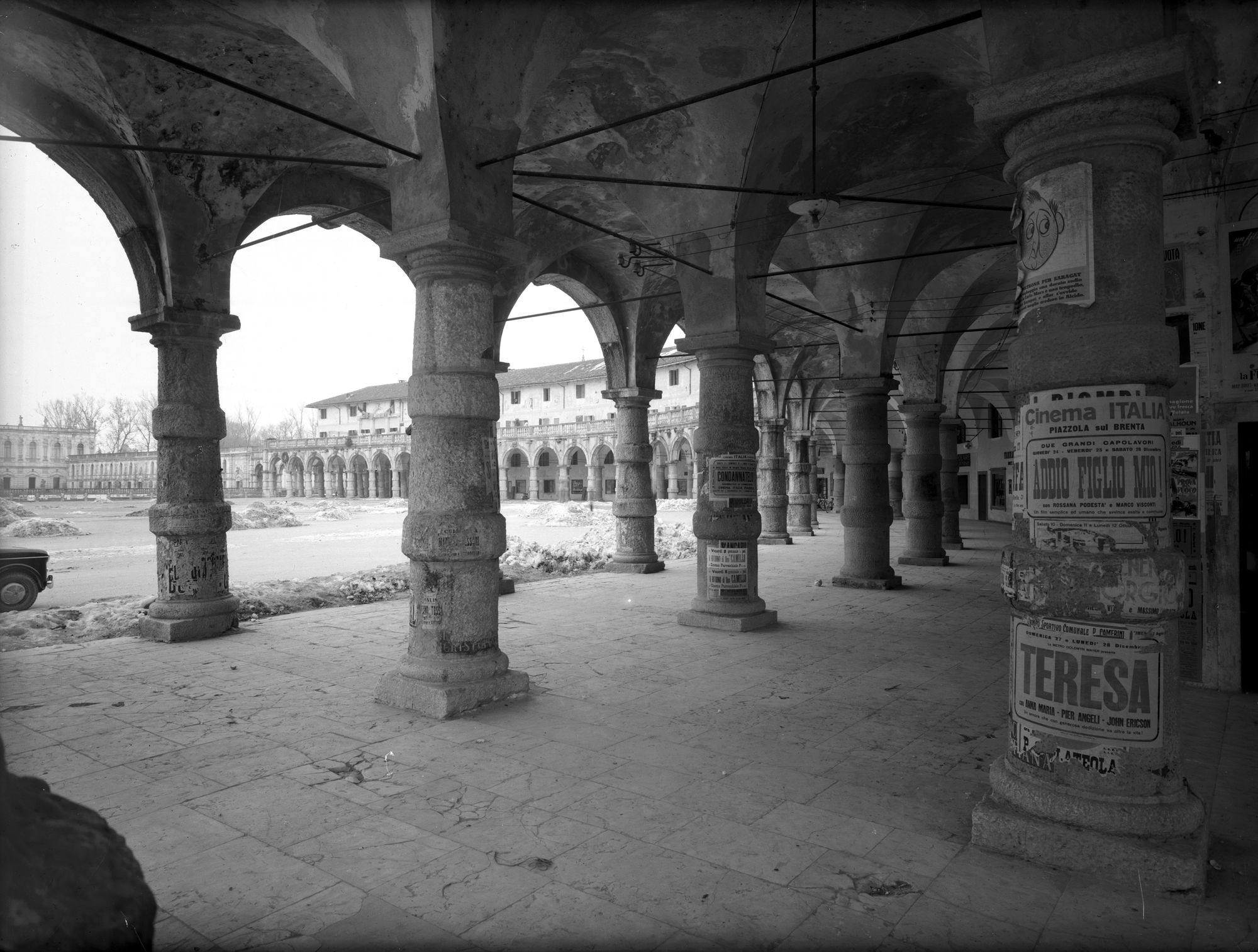 Villa Contarini. Veduta dei colonnati (negativo) di Gabinetto fotografico (XX)