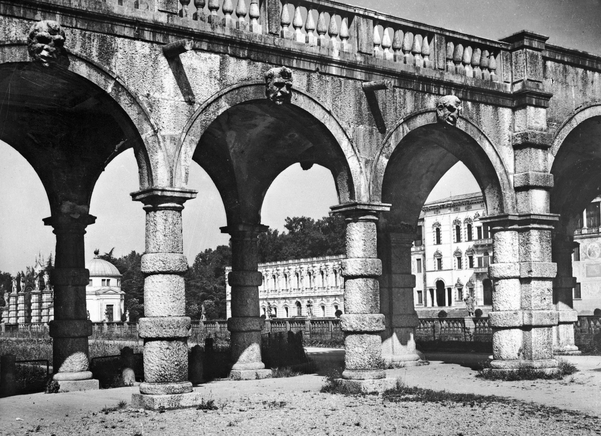 Villa Contarini. Veduta dei colonnati antistanti la villa (negativo) di Gabinetto fotografico (XX)