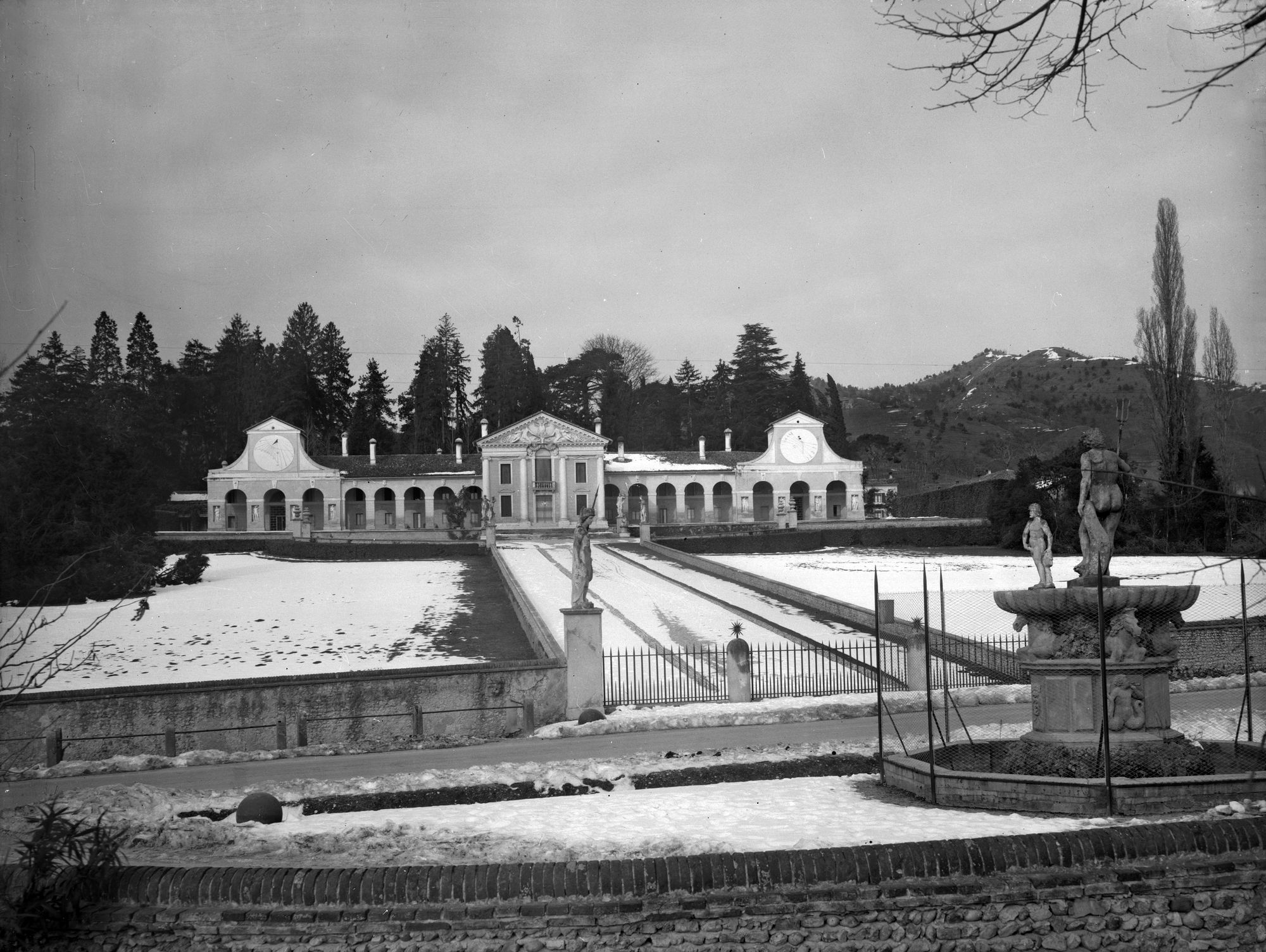 Villa Barbaro. Veduta estena d' insieme (negativo) di Gabinetto fotografico (XX)