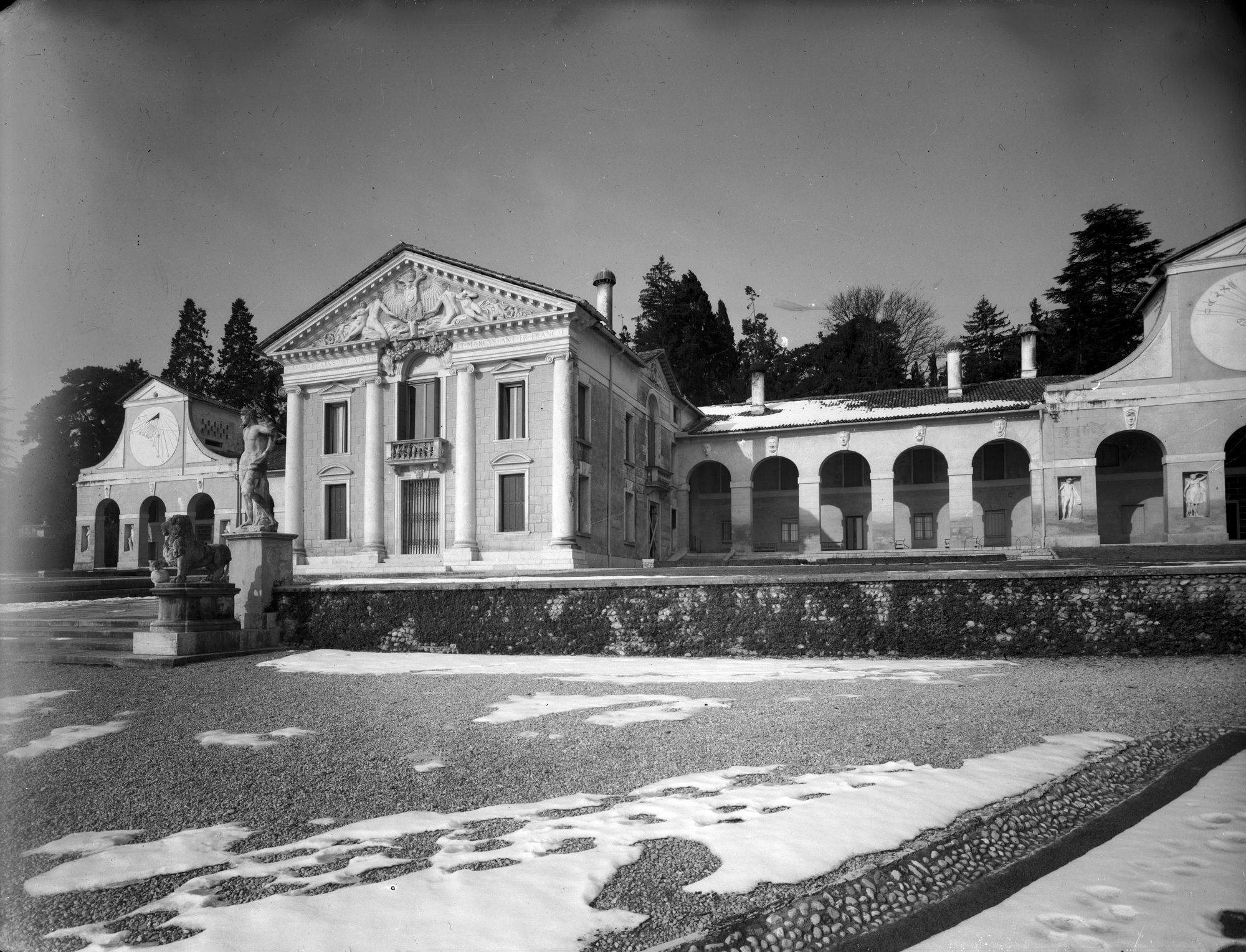 Villa Barbaro. Scorcio della facciata (negativo) di Gabinetto fotografico (XX)