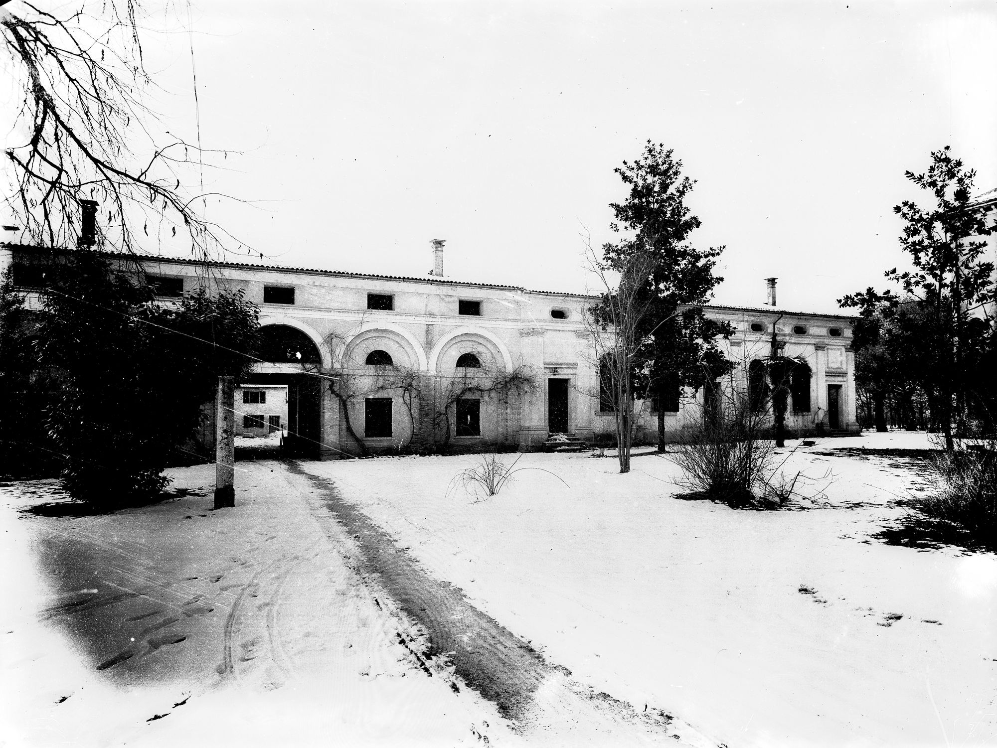 Villa Falier. Veduta dell' adiacenza (negativo) di Gabinetto fotografico (XX)