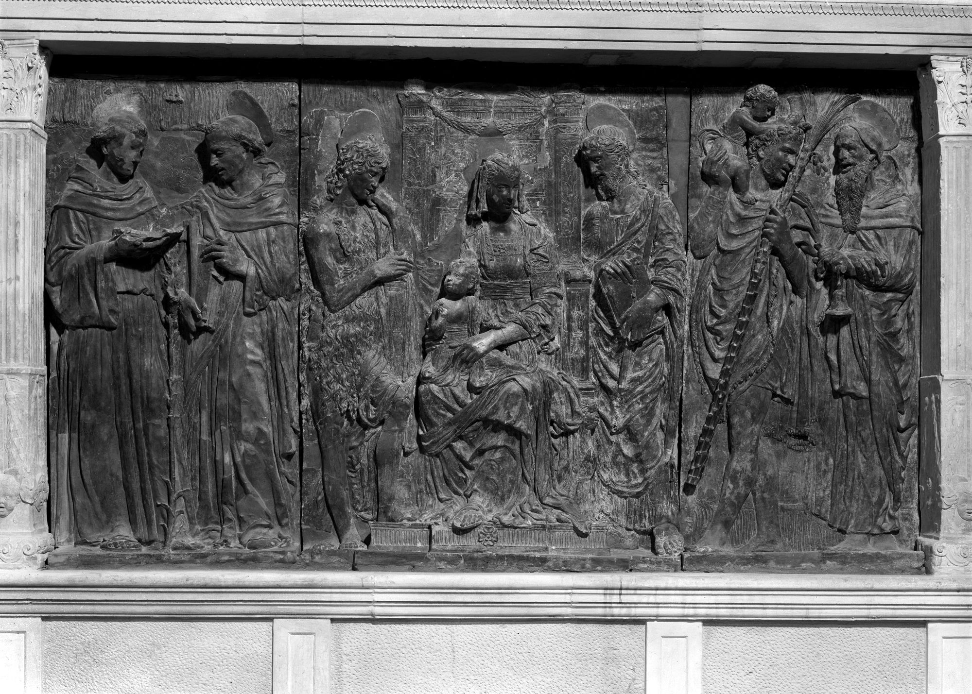Chiesa degli Eremitani. Madonna, Bambino e Santi, scultura del Pizzolo (negativo) di Gabinetto fotografico (XX)