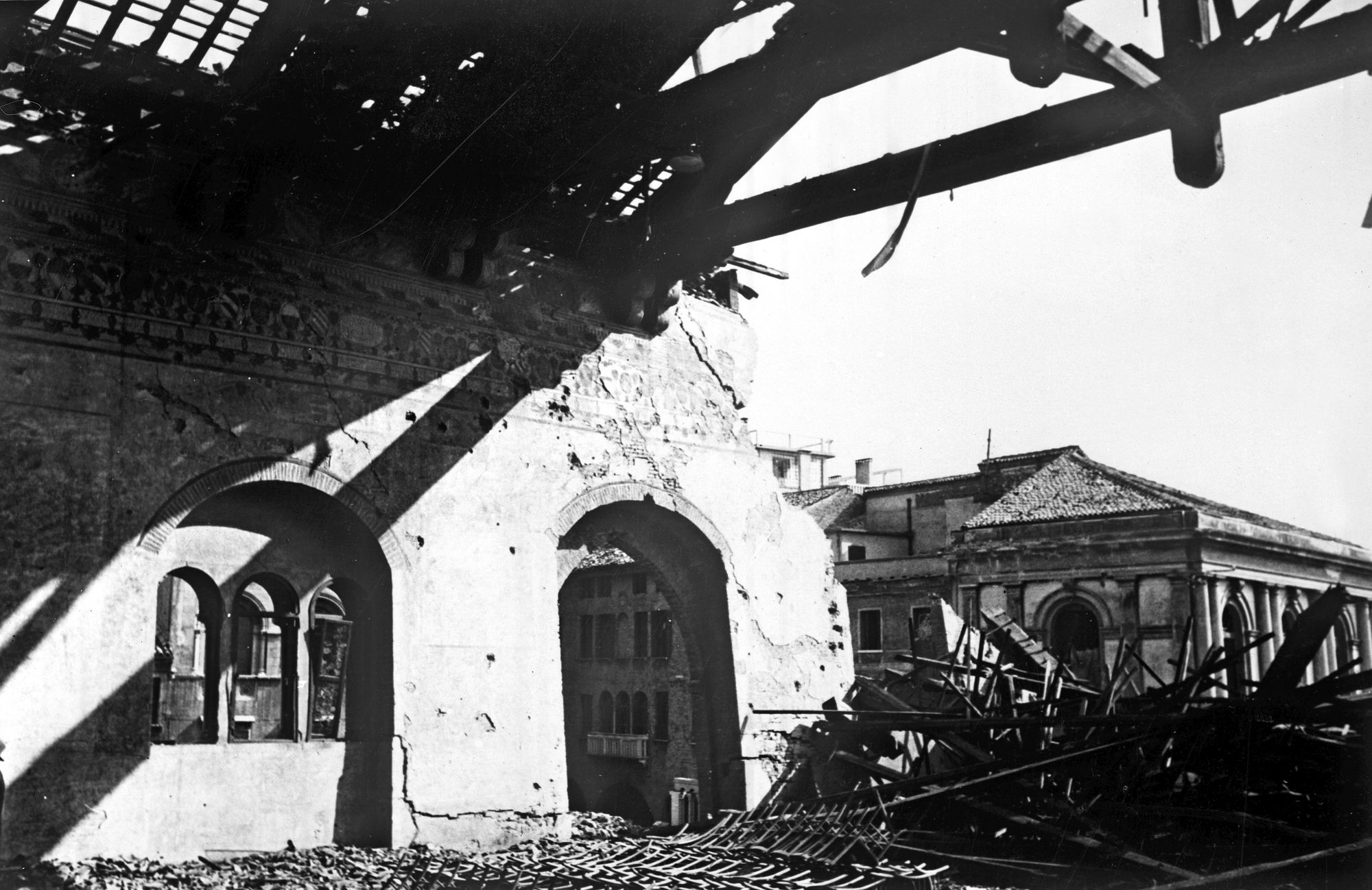 Salone dei Trecento. Aspetti esterni del Salone dopo il bombardamento (negativo) di Gabinetto fotografico (XX)