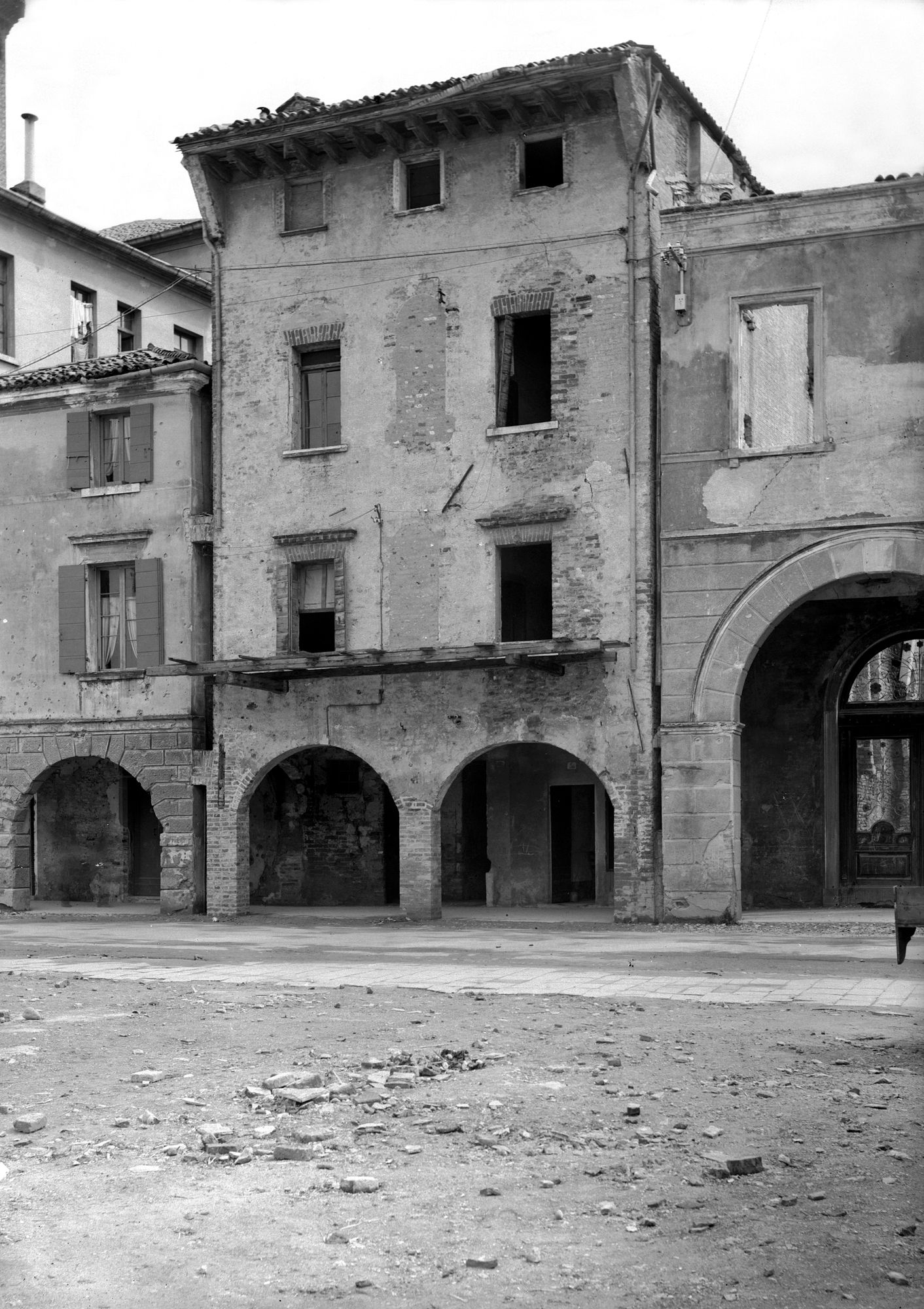 Via San Nicolò. Casa del sec. XIII (negativo) di Gabinetto fotografico (XX)