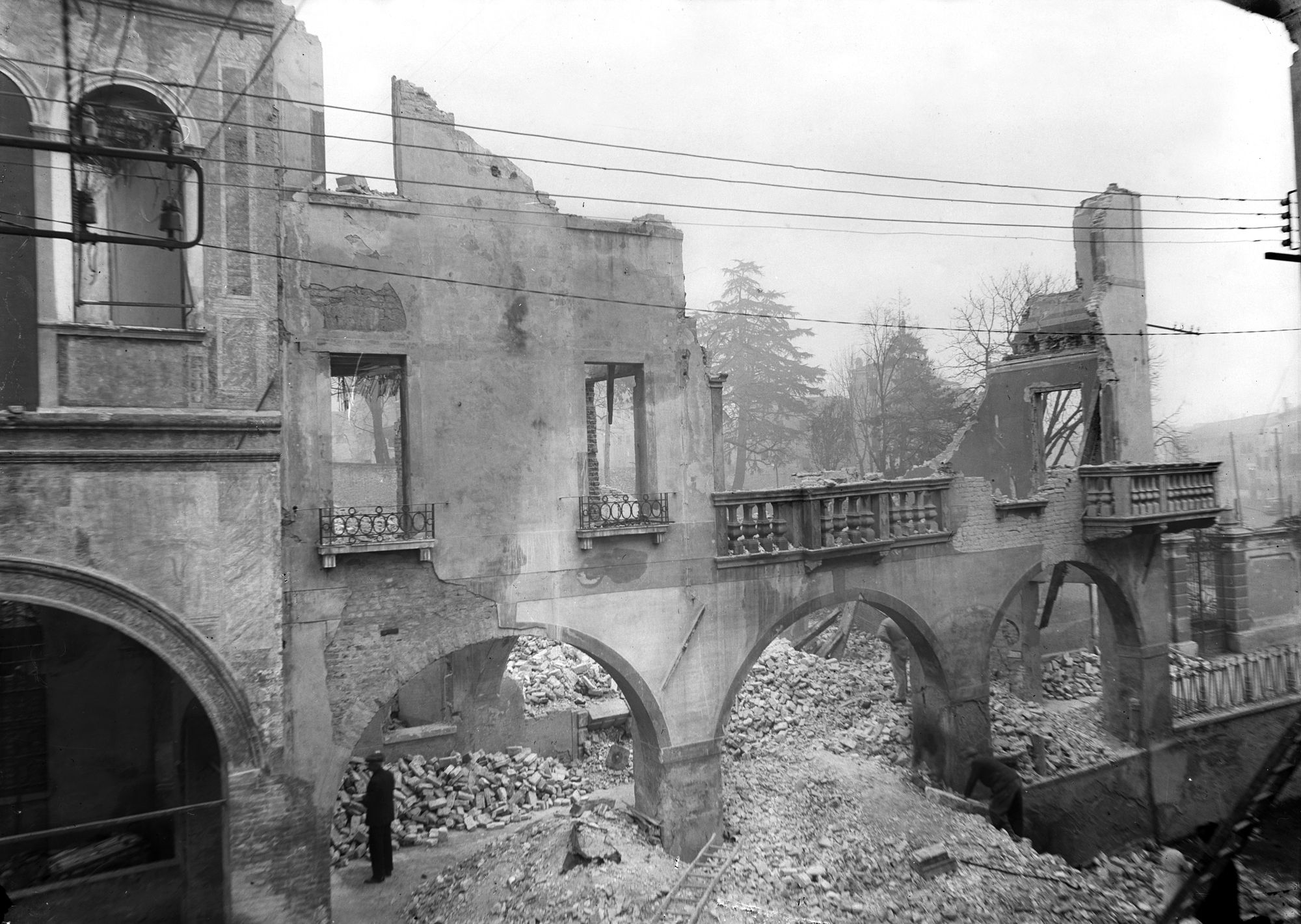 Via Fiumicelli. Casa Biscaro dopo il crollo e l'abbattimento eseguito dal Genio Civile il 2/2/1946 (negativo) di Gabinetto fotografico (XX)