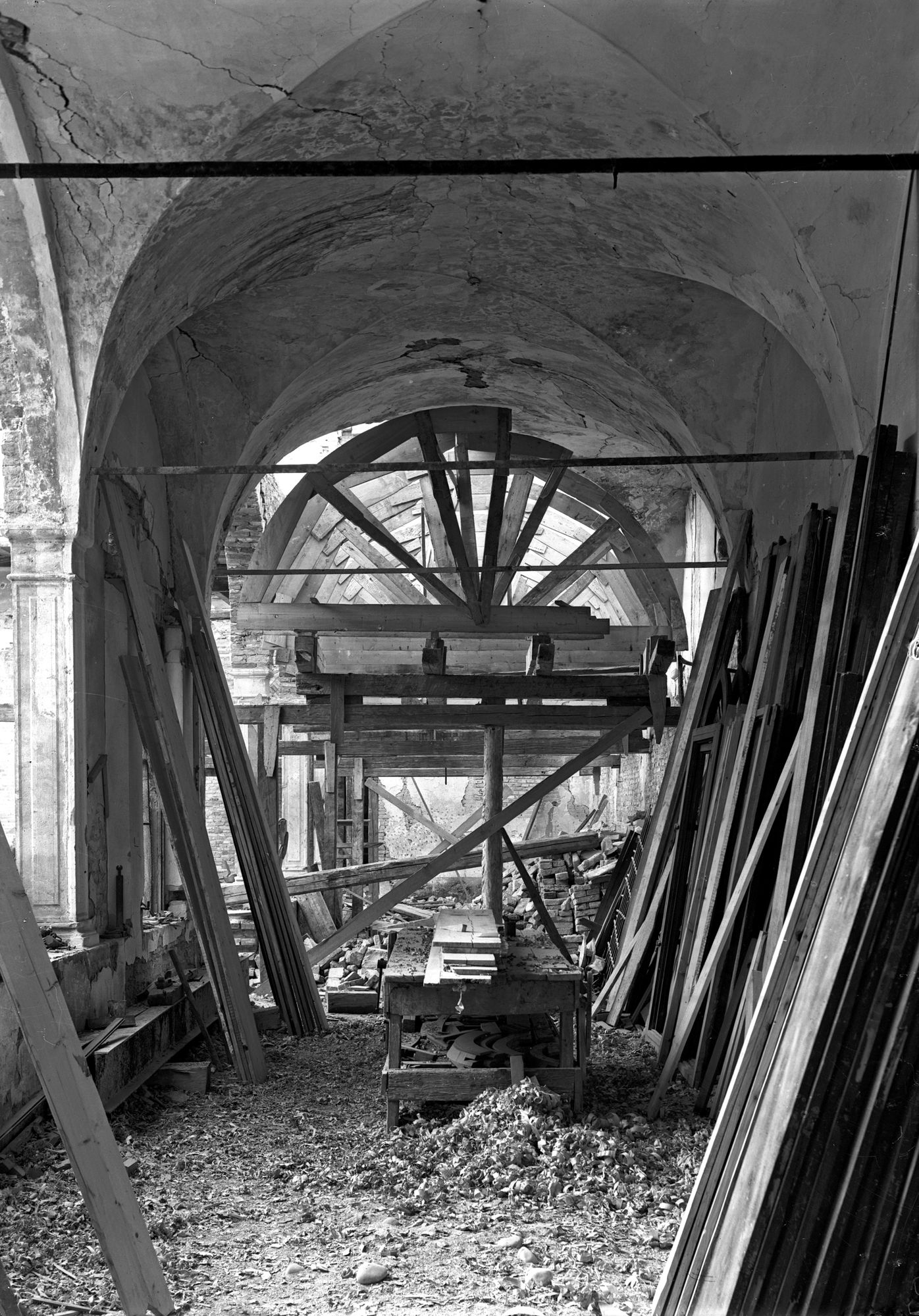 Chiesa Santa Caterina. Ricostruzione delle volte e della loggia e delle arcate del chiostro grande (negativo) di Gabinetto fotografico (XX)