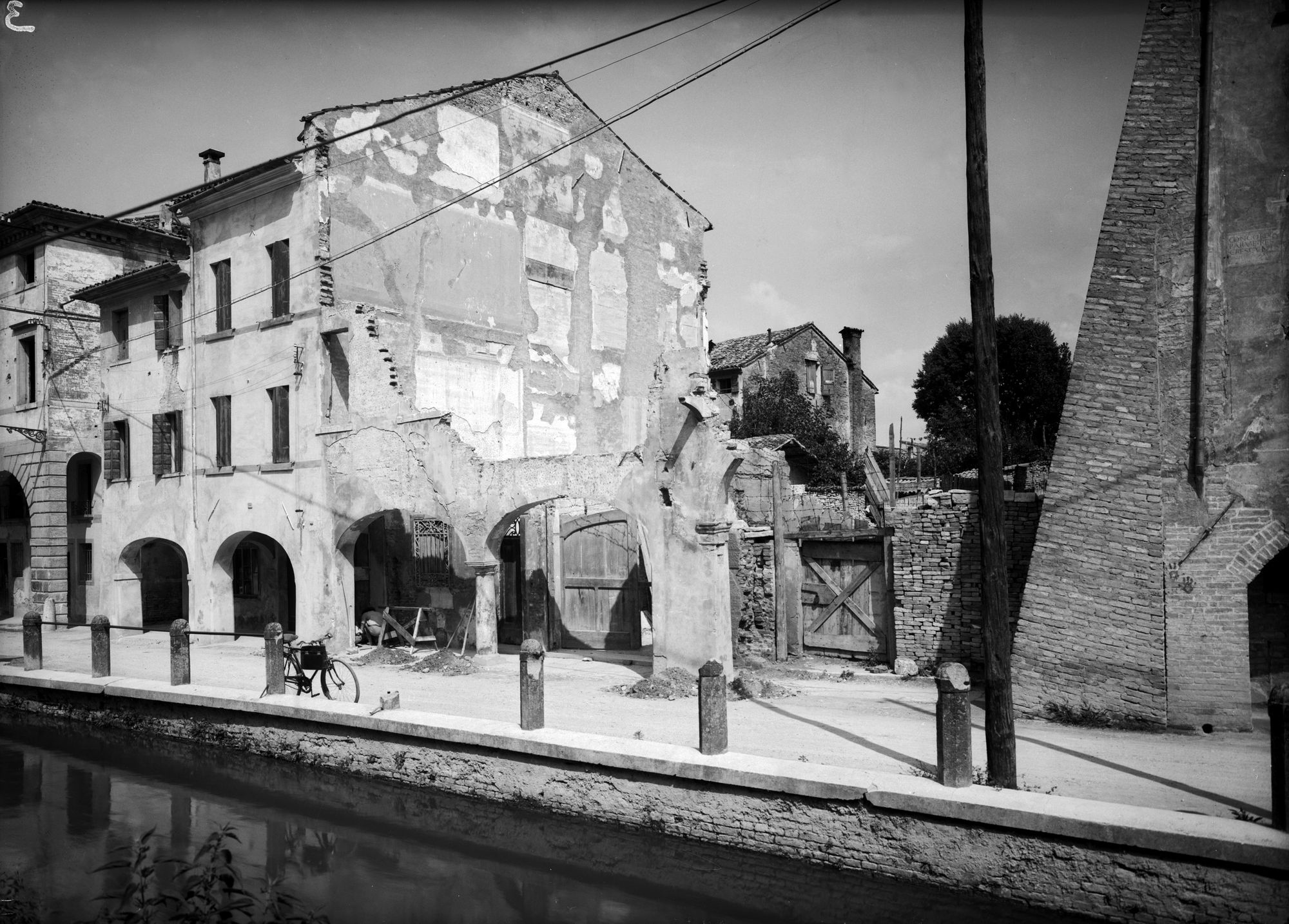 Via Roggia. Casa settecentesca dopo il bombardamento (negativo) di Gabinetto fotografico (XX)