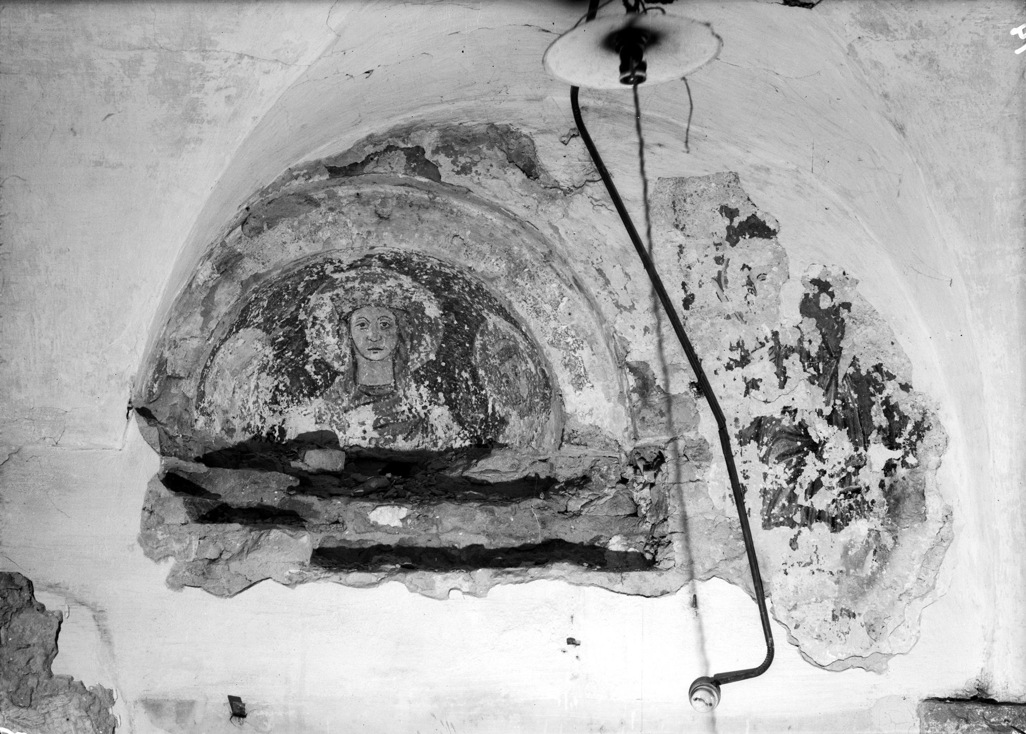 Duomo. Cripta. Capitello e affreschi. Sec. XIII (negativo) di Gabinetto fotografico (XX)