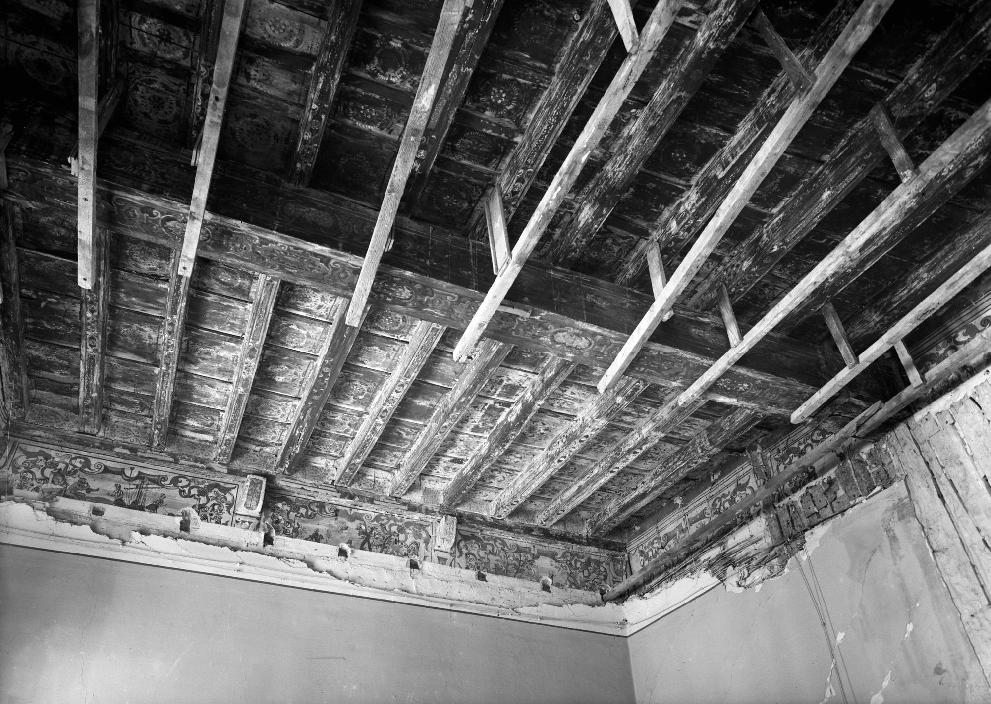 Via Cornarotta 7. Travature decorate in una sala al I° piano di una casa del sec. XIII (negativo) di Gabinetto fotografico (XX)