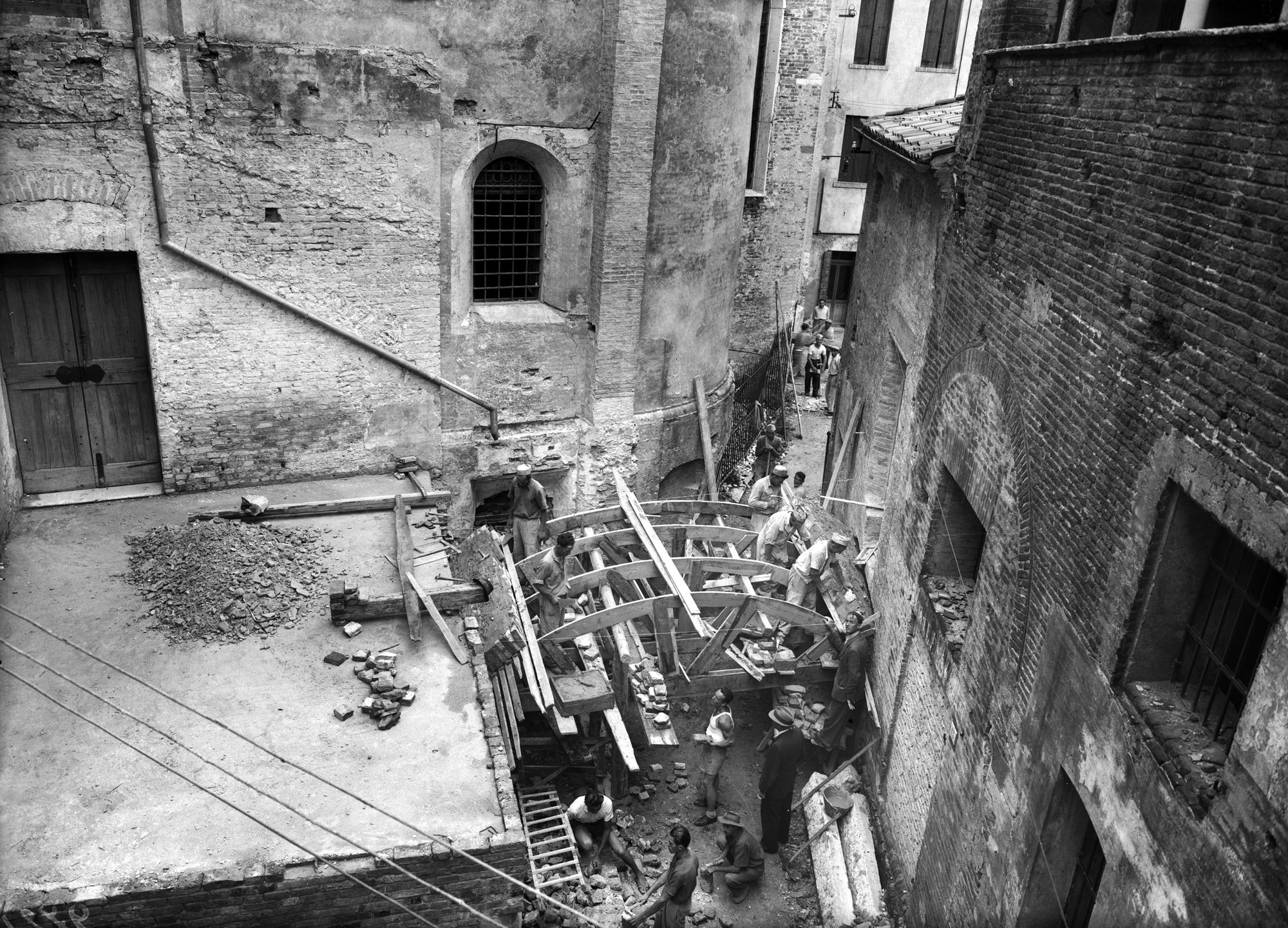 Sacrestia e canoniche del Duomo durante la costruzione del cavalcavia. (negativo) di Gabinetto fotografico (XX)