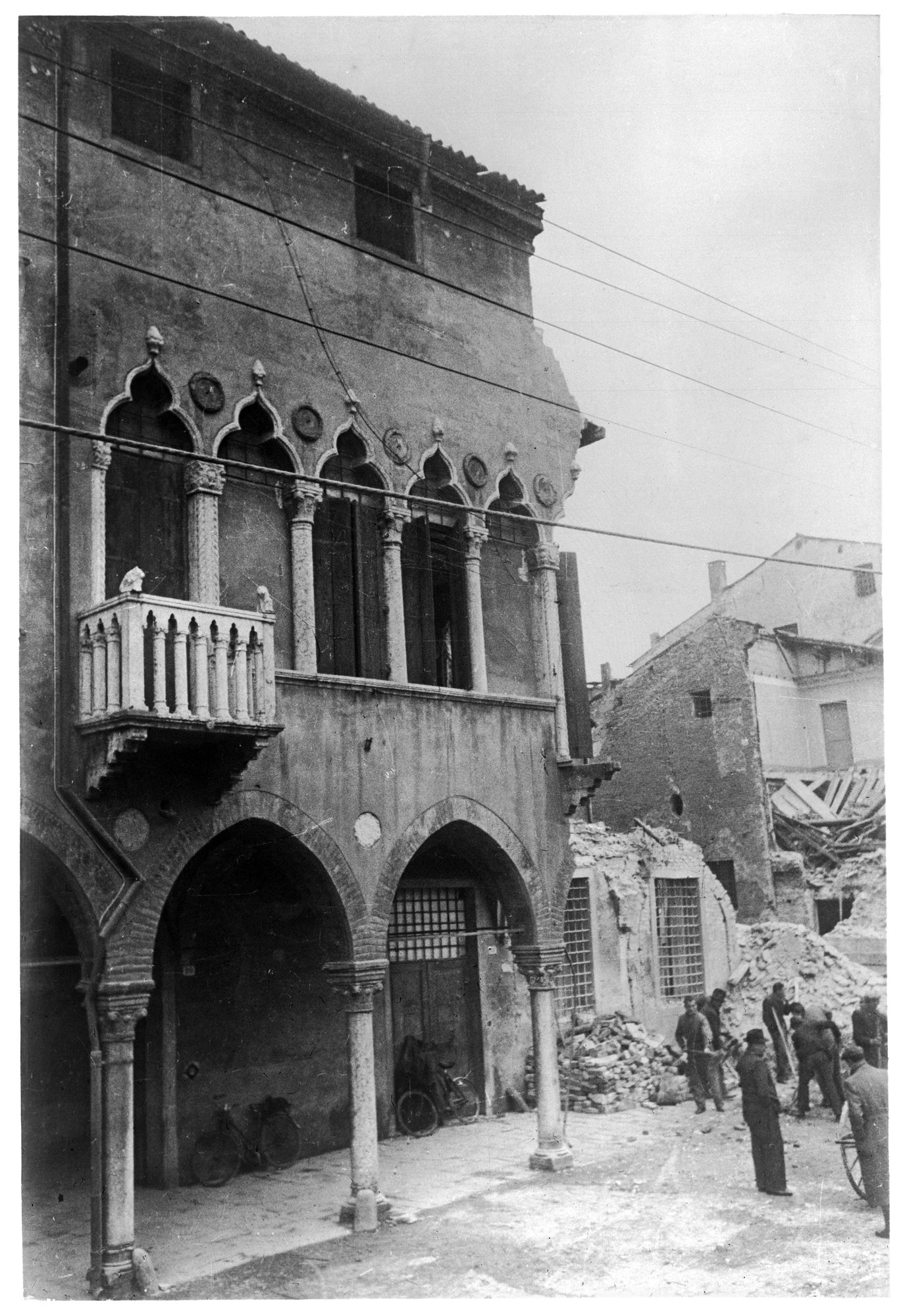 L' esterno della casa Foscarini Onesti dopo il bombardamento (negativo) di Gabinetto fotografico (XX)