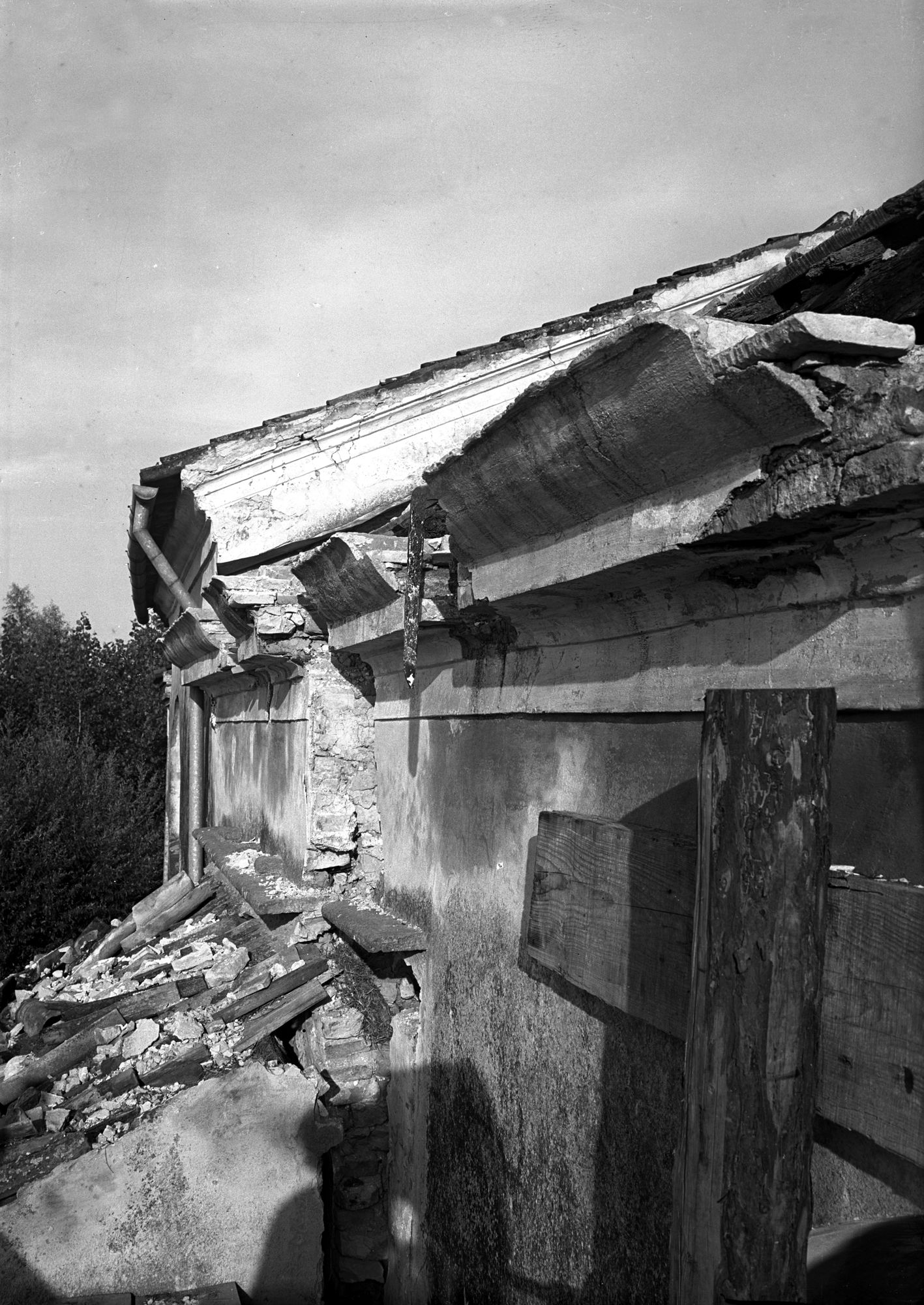 Chiesa. Particolare della muratura esterna prima dei lavori di ripristino (negativo) di Gabinetto fotografico (XX)