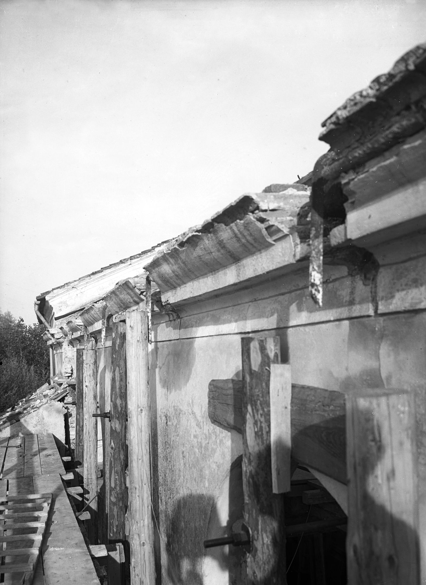 Chiesa. Muratura esterna durante i lavori di ripristino (negativo) di Gabinetto fotografico (XX)