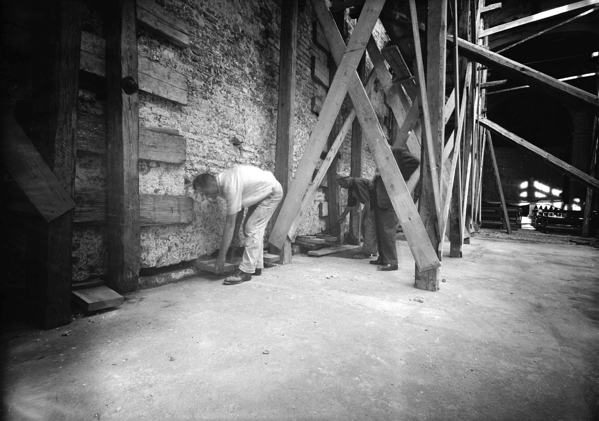 Chiesa. Particolare della muratura interna durante i lavori di ripristino (negativo) di Gabinetto fotografico (XX)