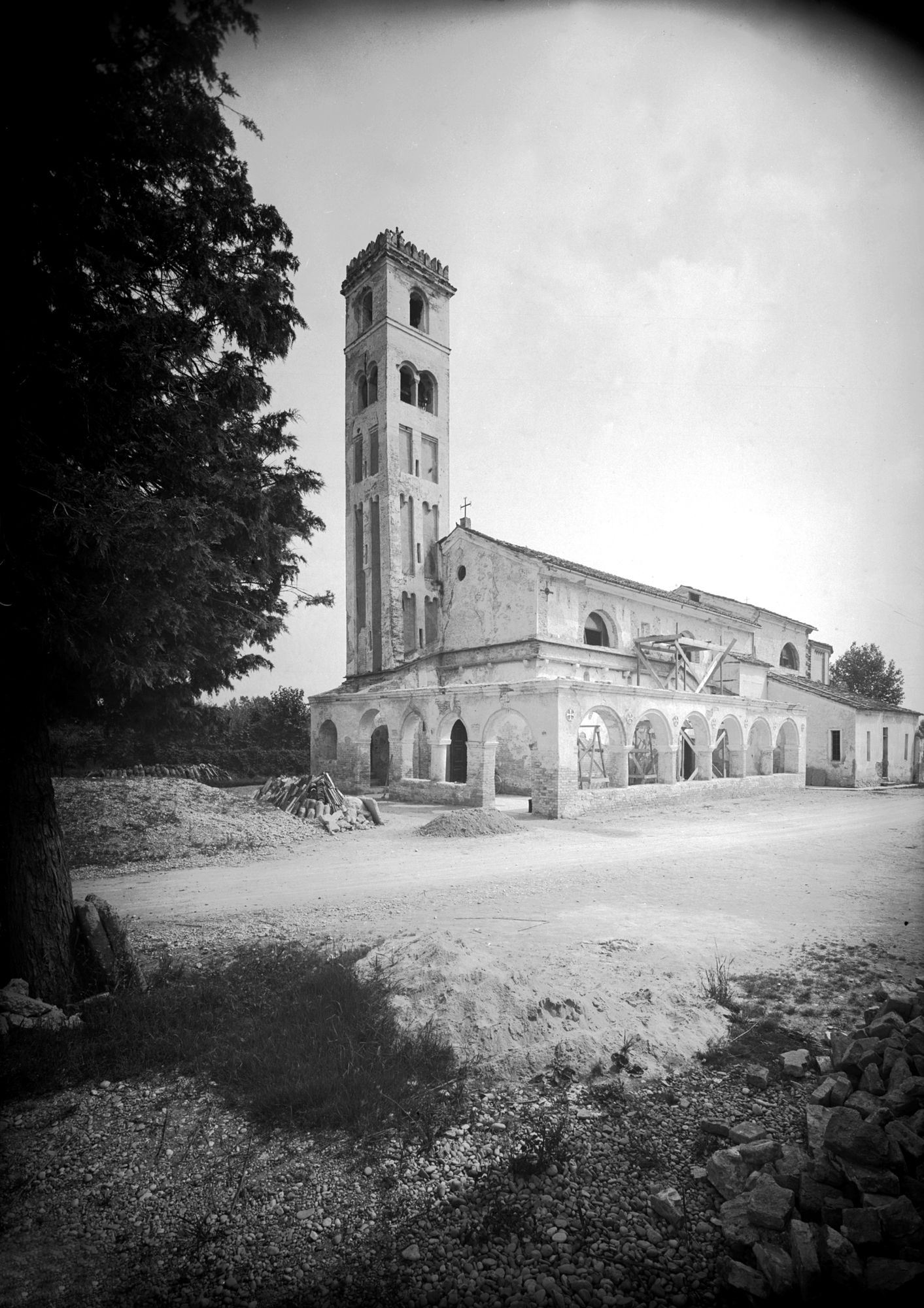 Chiesa. Visione dell' esterno durante i lavori di ripristino (negativo) di Gabinetto fotografico (XX)