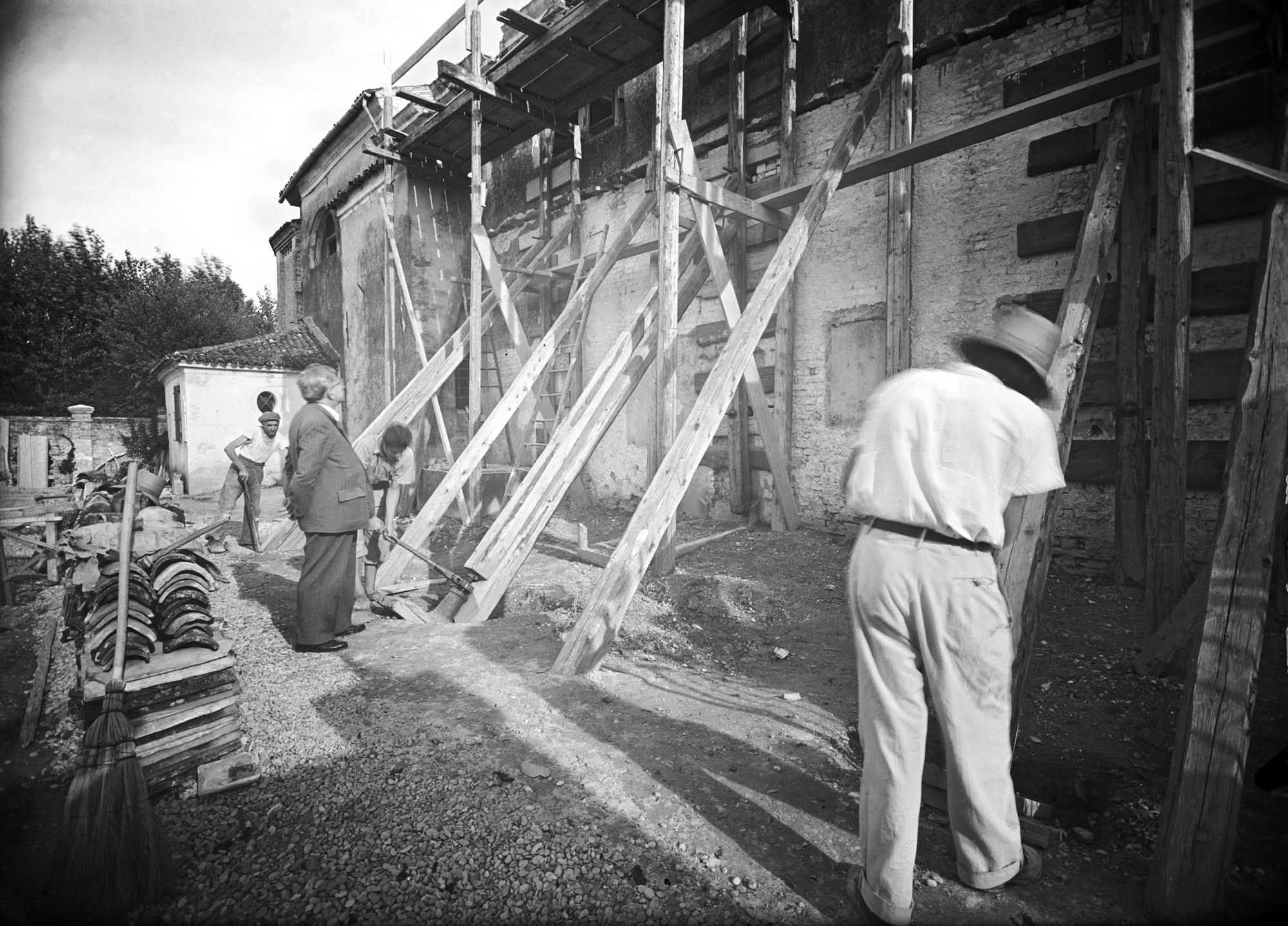 Chiesa. Il fianco esterno durante i lavori (negativo) di Gabinetto fotografico (XX)