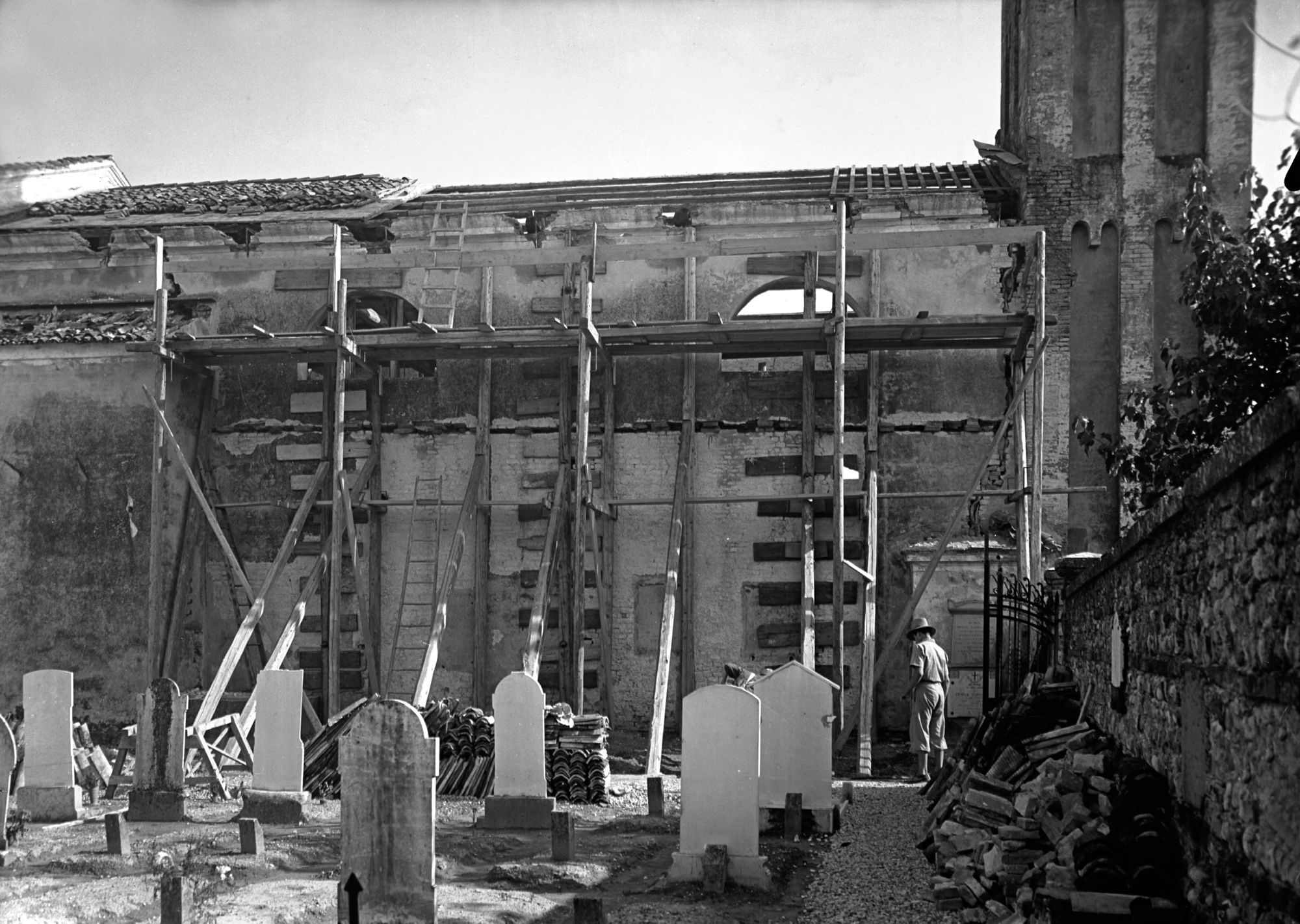 Chiesa. Il fianco esterno durante i lavori (negativo) di Gabinetto fotografico (XX)