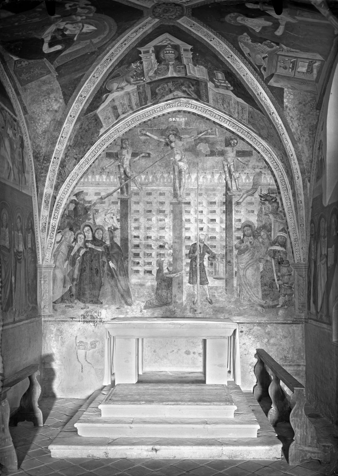 Chiesa SS. Trinità. Altare Maggiore. La Crocefissione, affreschi dopo il restauro (negativo) di Gabinetto fotografico (XX)