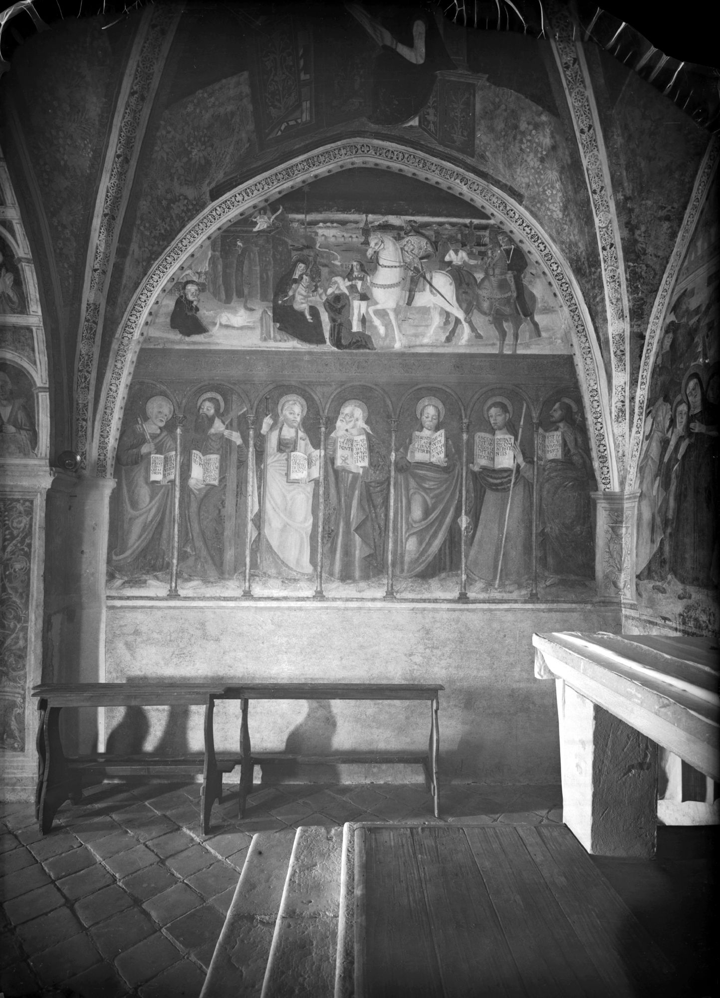 Chiesa SS. Trinità . Altare Maggiore. Affresco con apostoli durante il restauro (negativo) di Gabinetto fotografico (XX)