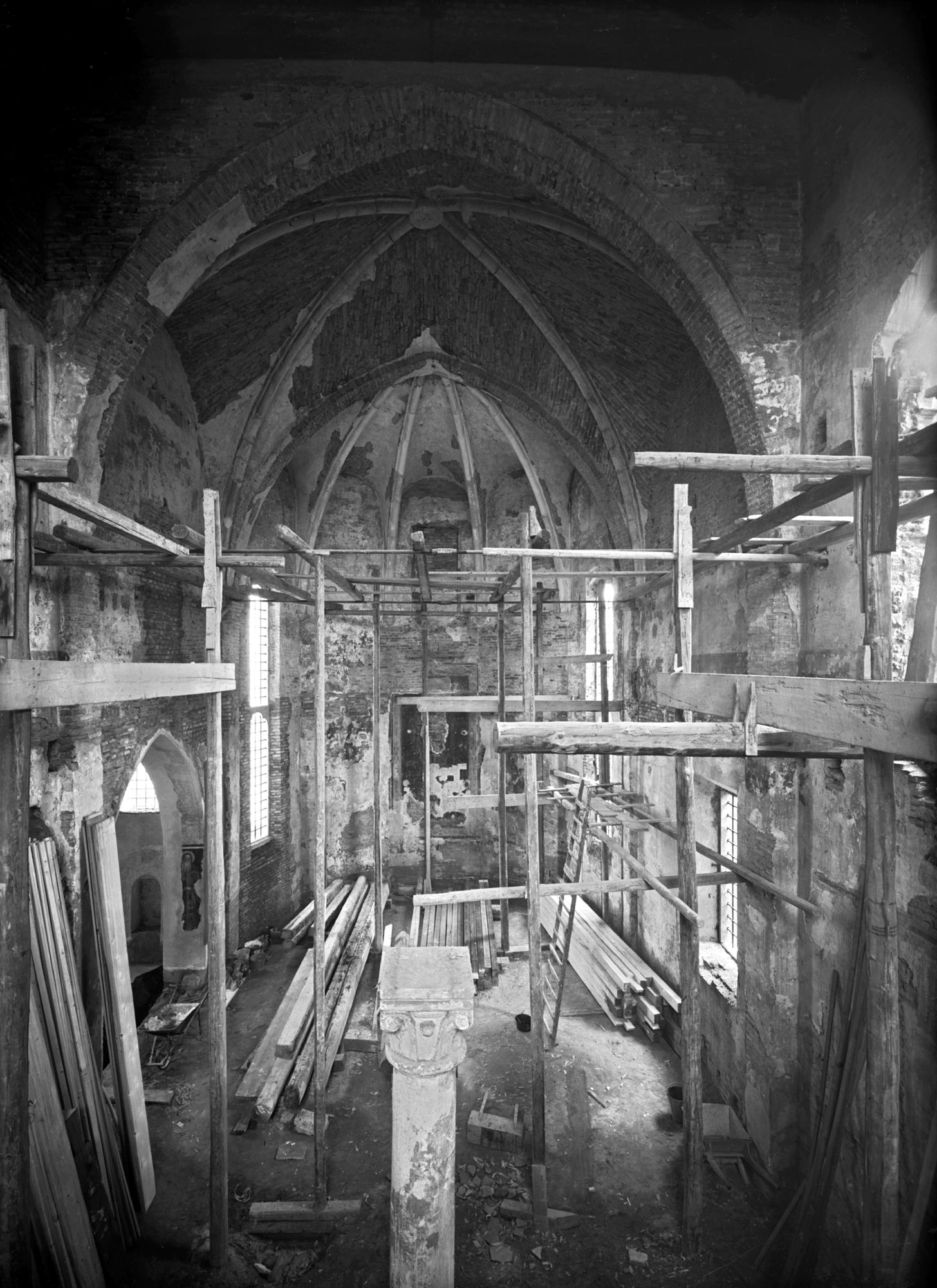 Convento di San Marco. Interno della chiesa durante i lavori di ripristino (negativo) di Gabinetto fotografico (XX)