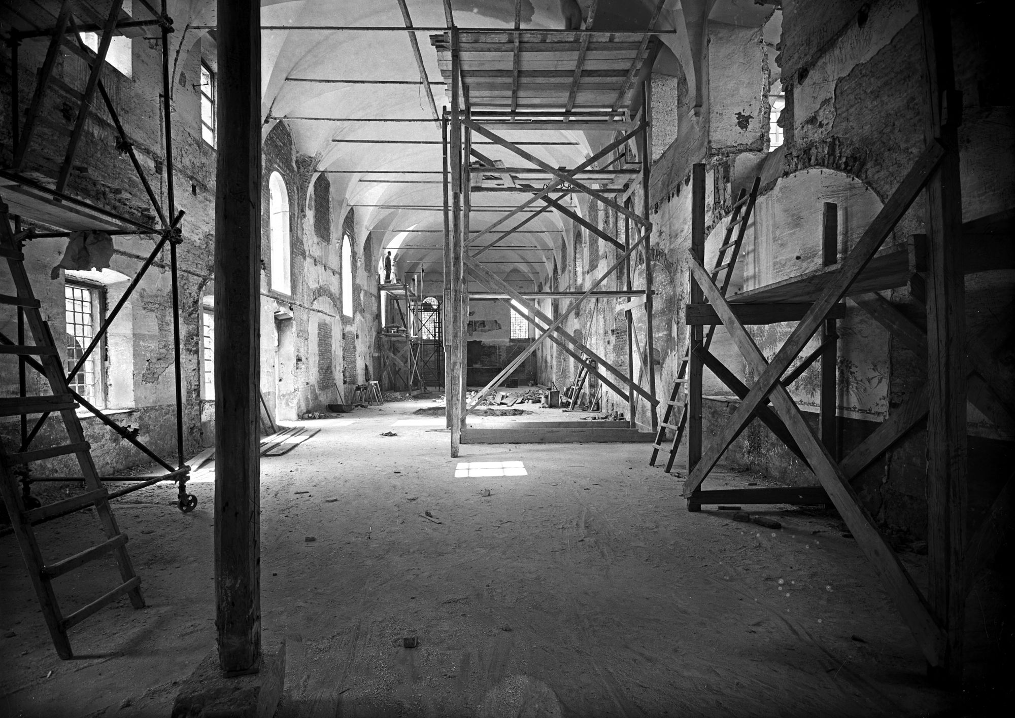 Convento di Santa Giustina. Refettorio durante il ripristino (negativo) di Gabinetto fotografico (XX)