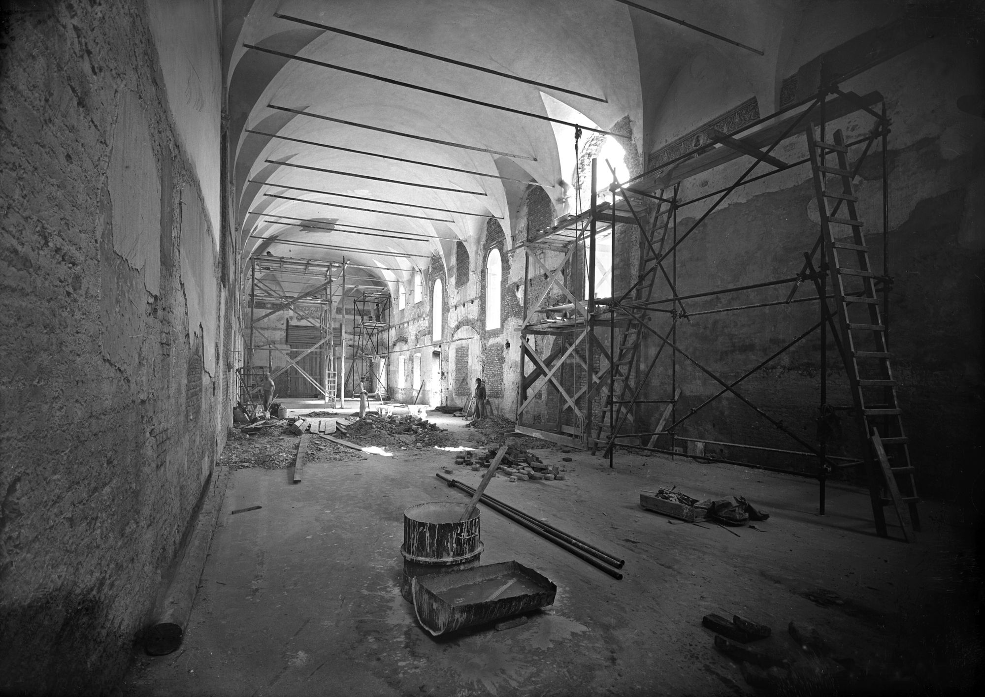 Convento di Santa Giustina. Refettorio durante il ripristino (negativo) di Gabinetto fotografico (XX)
