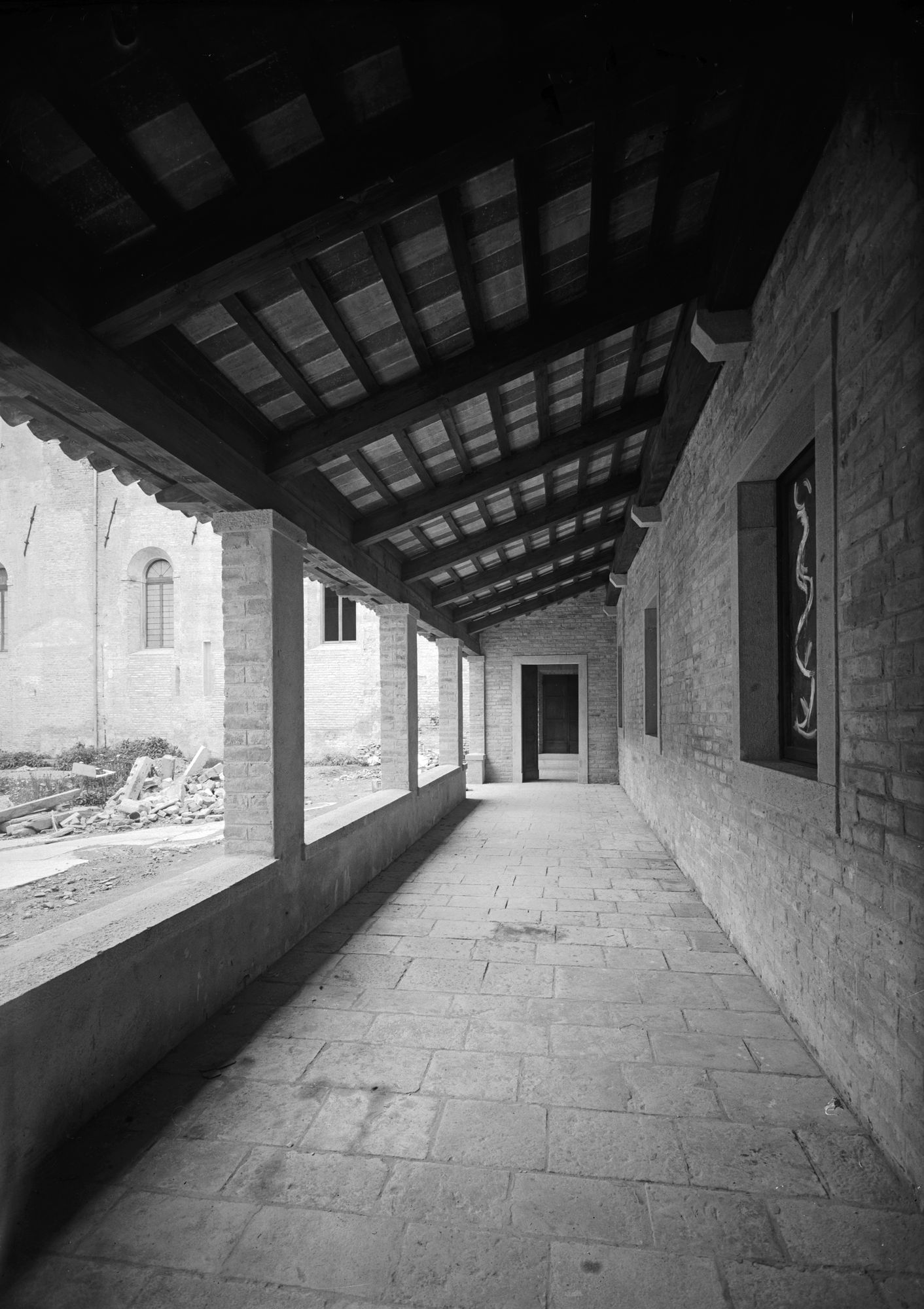 Convento di Santa Giustina. Veduta del porticato interno (negativo) di Gabinetto fotografico (XX)