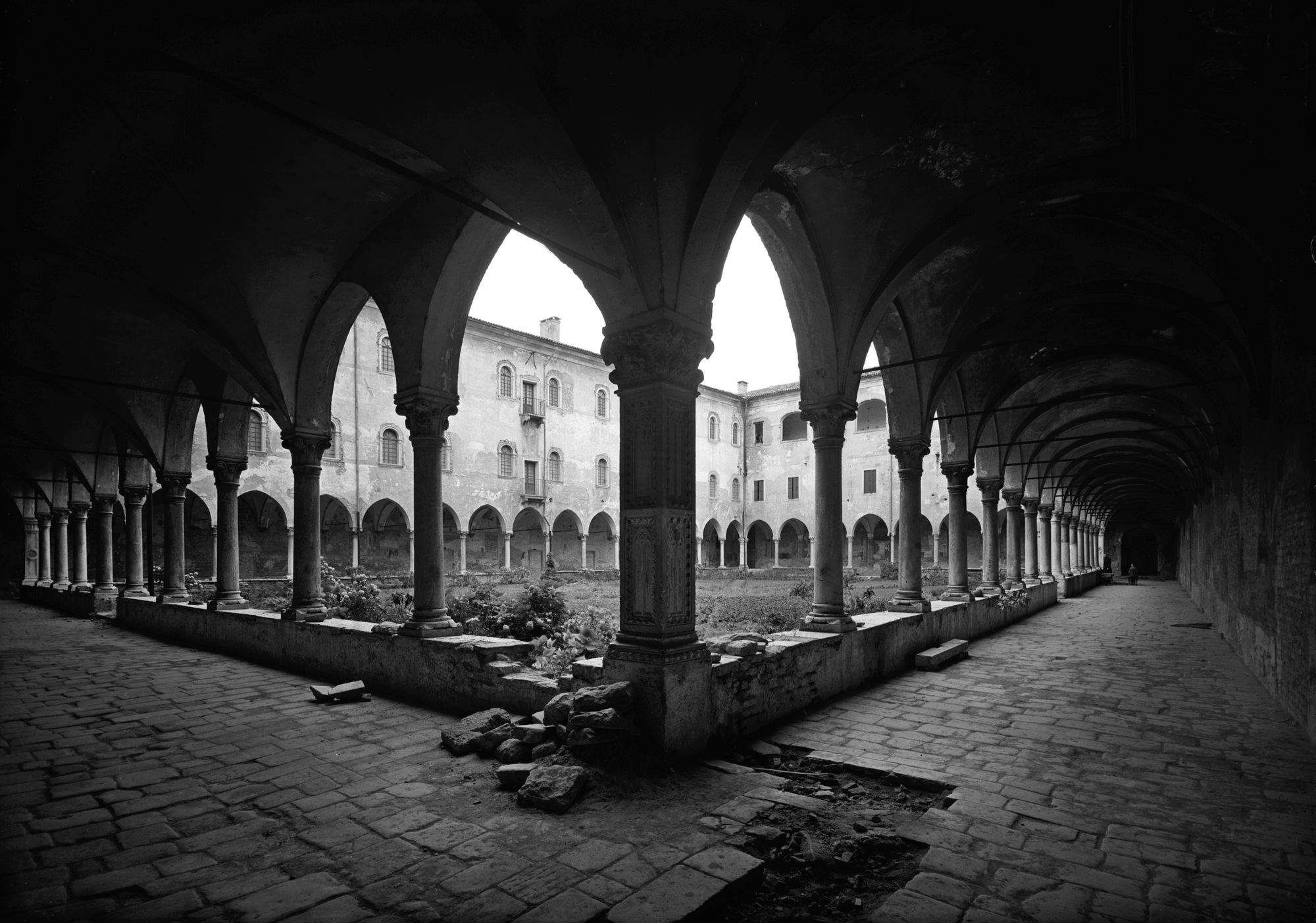 Convento di Santa Giustina. Aspetto di un chiostro e del porticato (negativo) di Gabinetto fotografico (XX)