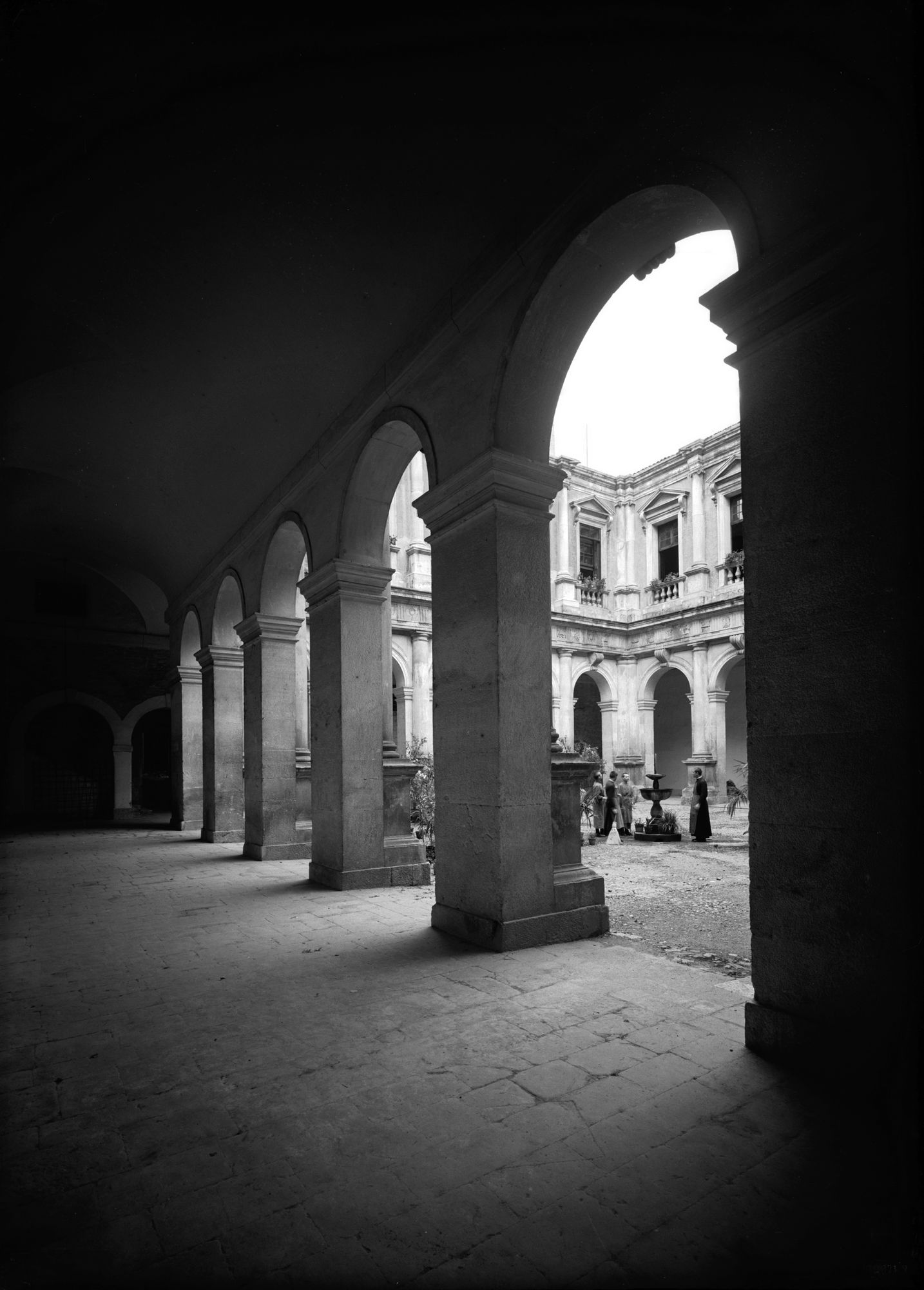 Convento di Santa Giustina. Aspetto di un chiostro del porticato (negativo) di Gabinetto fotografico (XX)