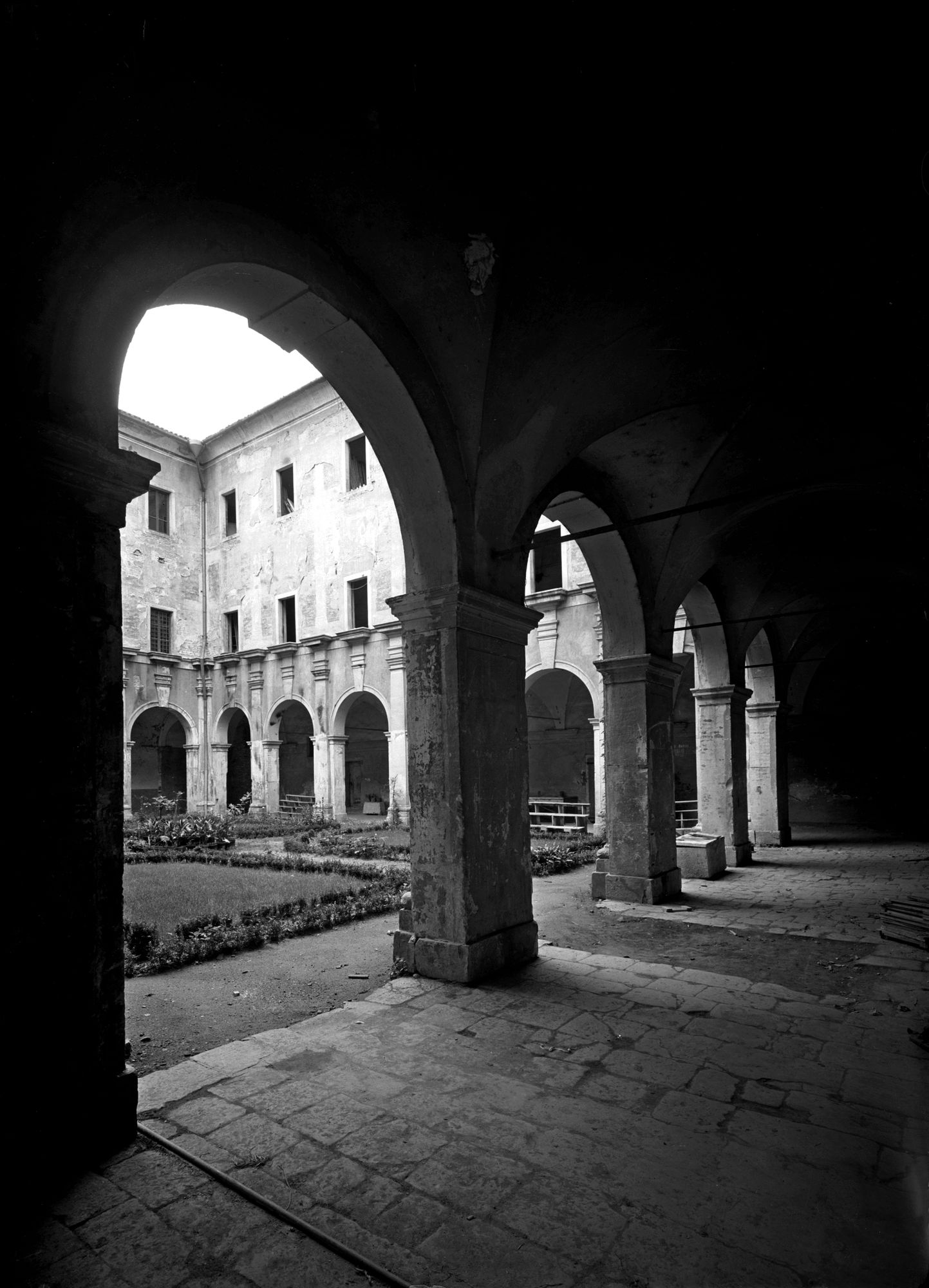 Convento di Santa Giustina. Aspetto di un chiostro del porticato (negativo) di Gabinetto fotografico (XX)