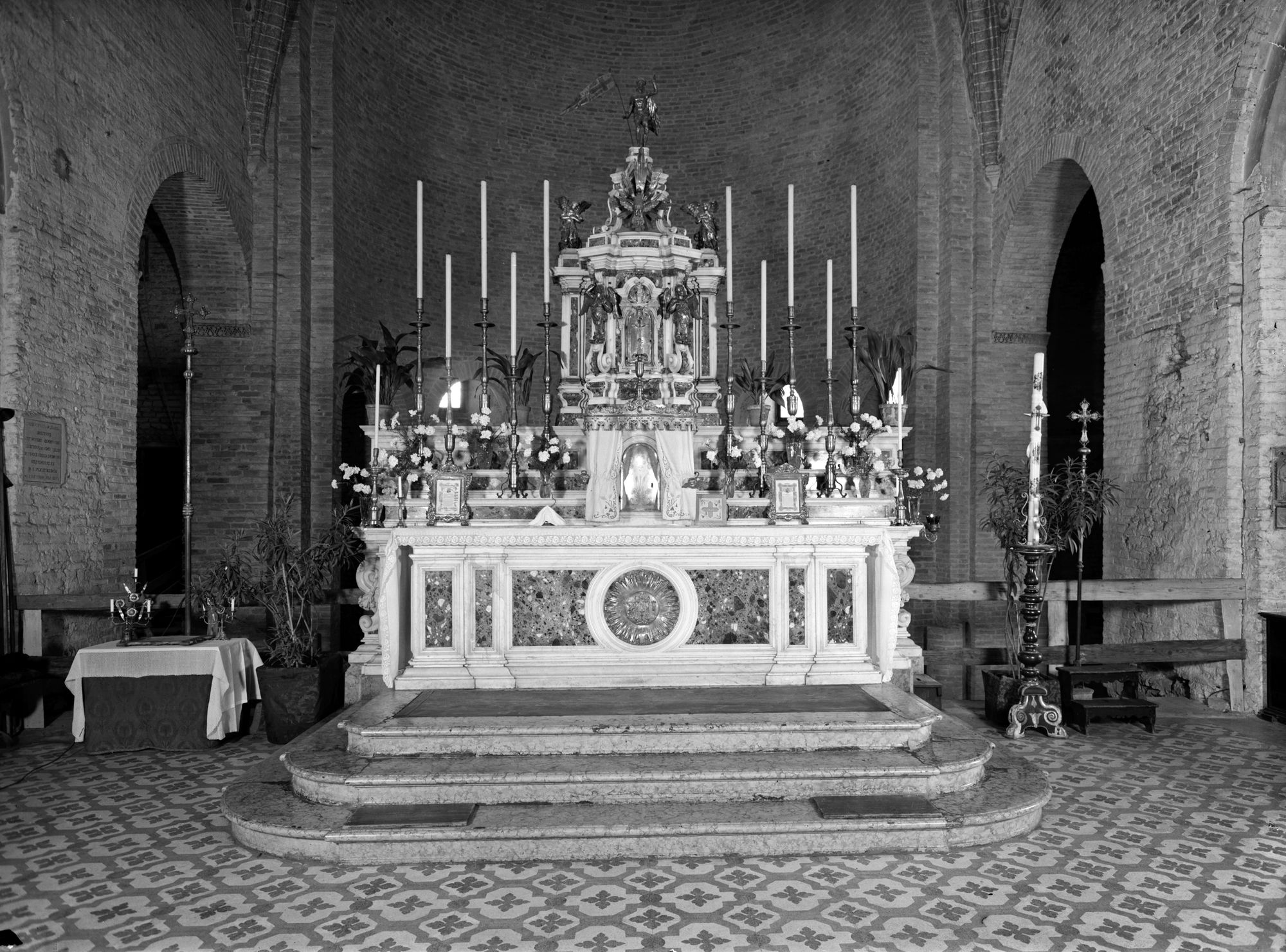 Convento di Santa Sofia. Altare Maggiore, prima della demolizione (negativo) di Gabinetto fotografico (XX)