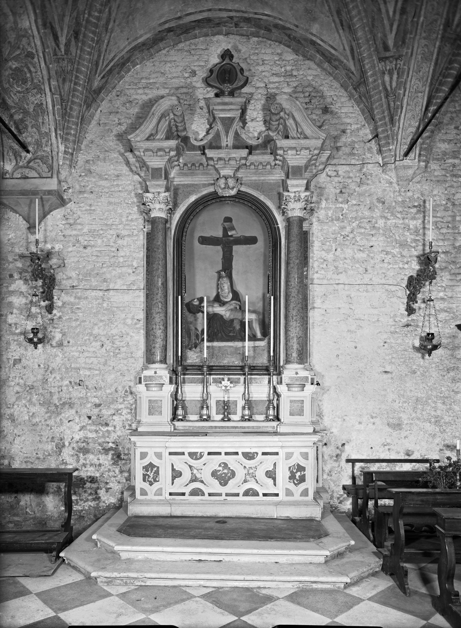 Convento di Santa Sofia. Altare con pala raffigurante la Deposizione (negativo) di Gabinetto fotografico (XX)