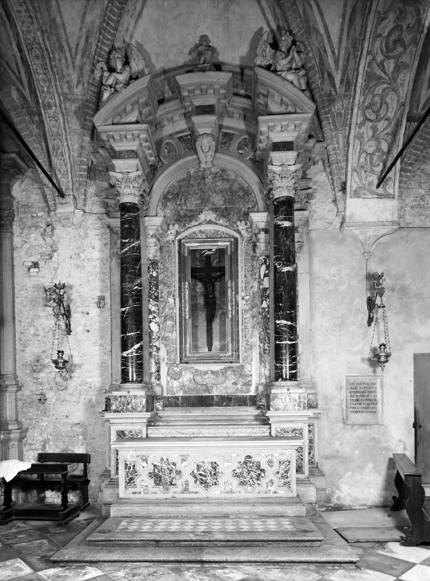 Convento di Santa Sofia. Altare del Crocifisso (negativo) di Gabinetto fotografico (XX)