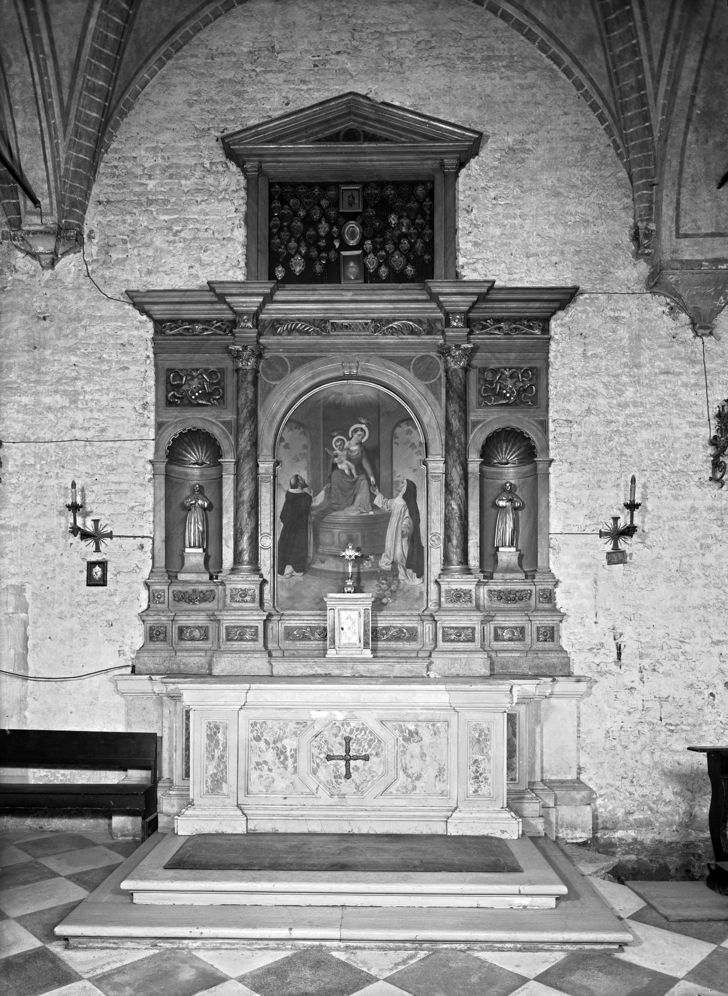 Convento di Santa Sofia. Altare con pala raffigurante Madonna del Rosario, e ai lati due statue (negativo) di Gabinetto fotografico (XX)