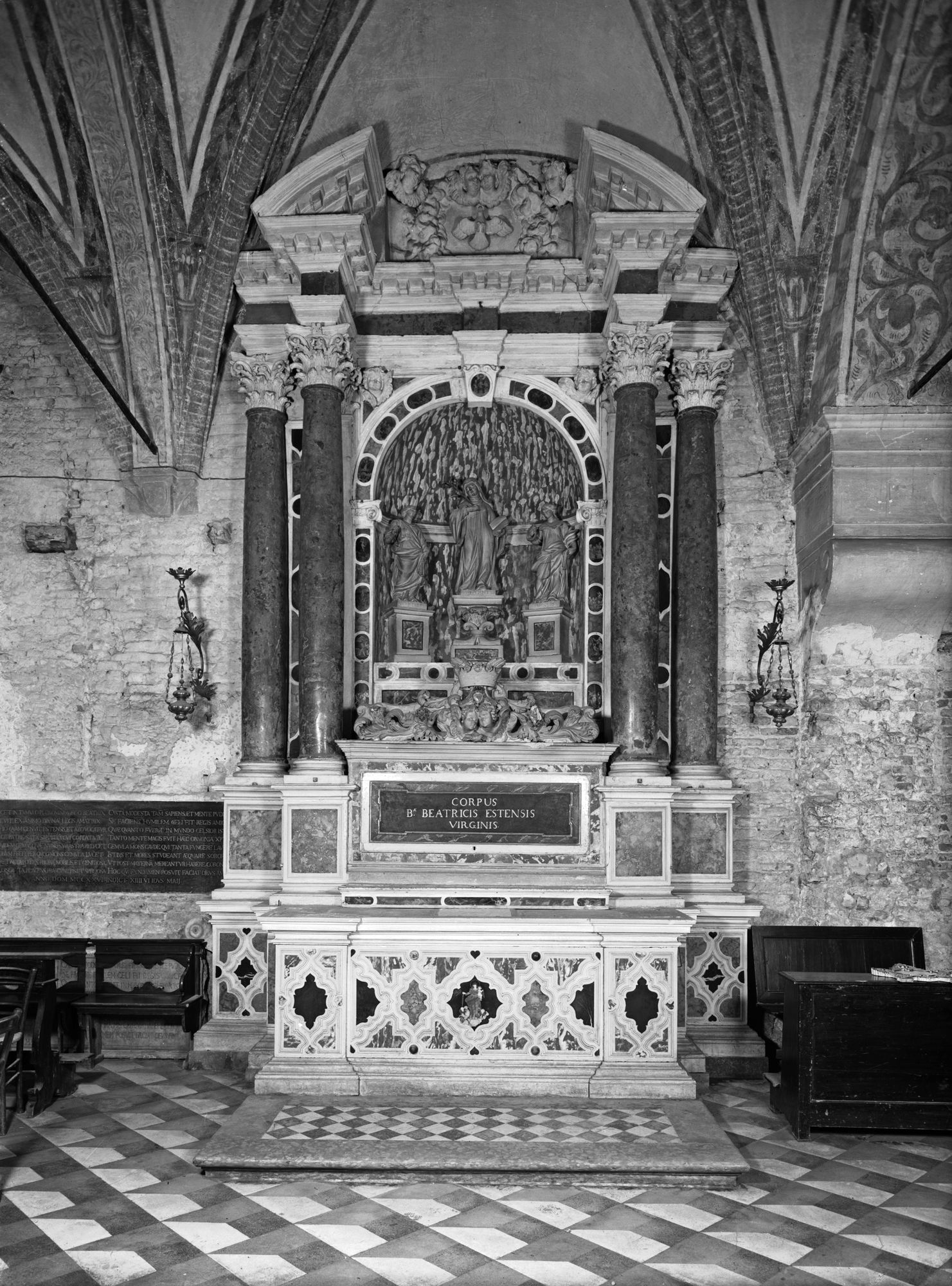 Convento di Santa Sofia. Altare della Beata Beatrice Estense (negativo) di Gabinetto fotografico (XX)