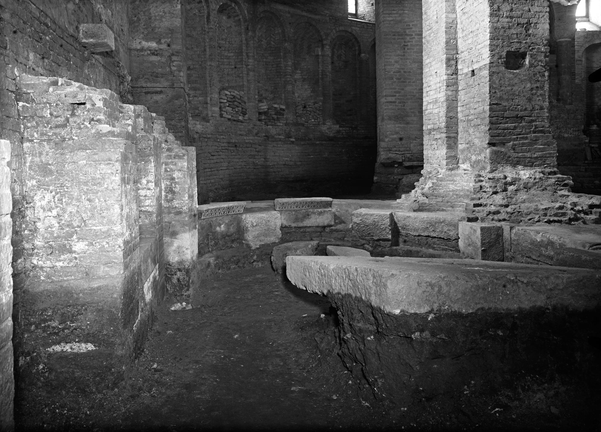 Convento di Santa Sofia. Particolare degli scavi (negativo) di Gabinetto fotografico (XX)