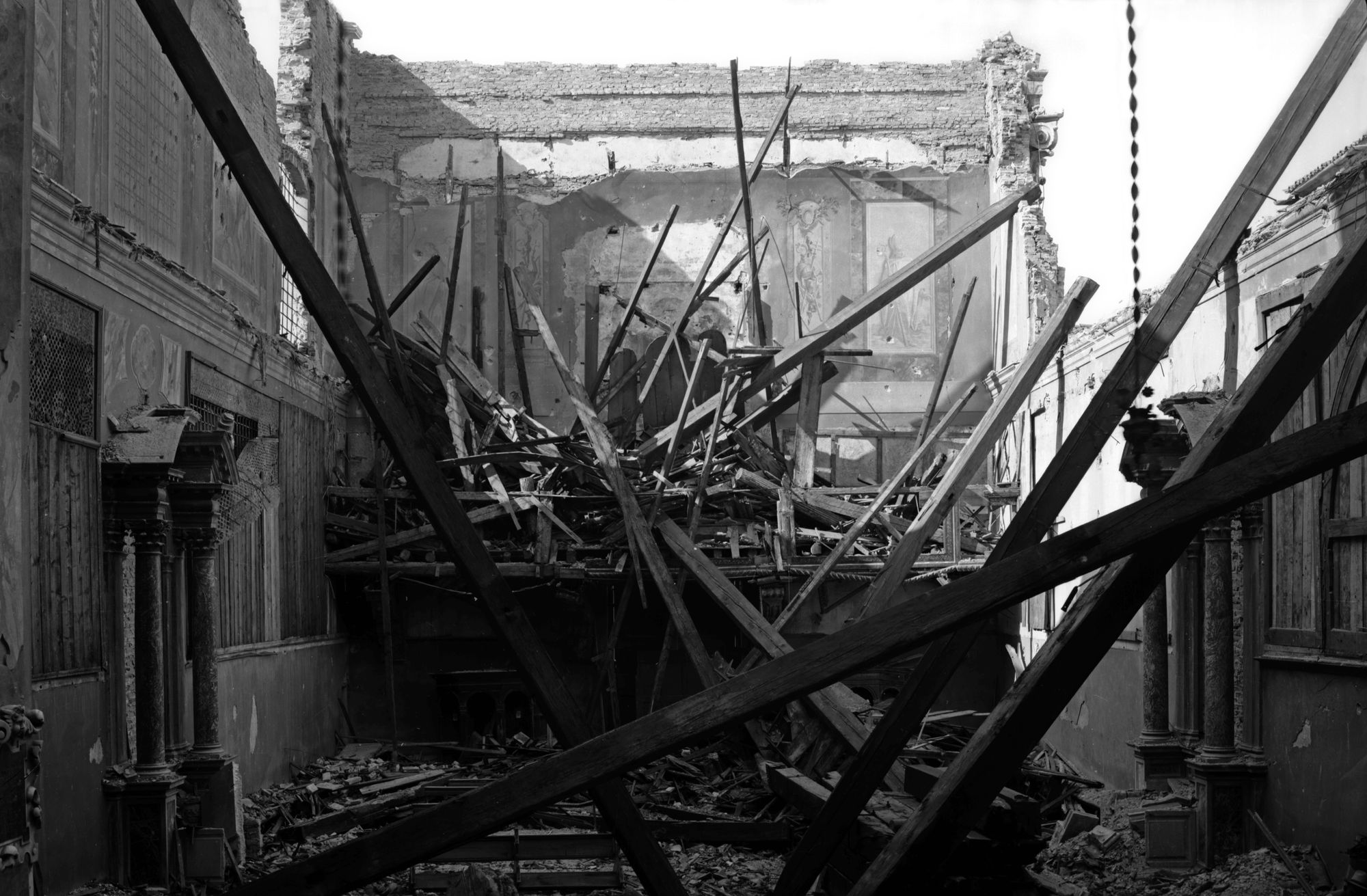 Chiesa San Teonisto. L'interno dopo il bombardamento del 24/12/1944 (negativo) di Gabinetto fotografico (XX)