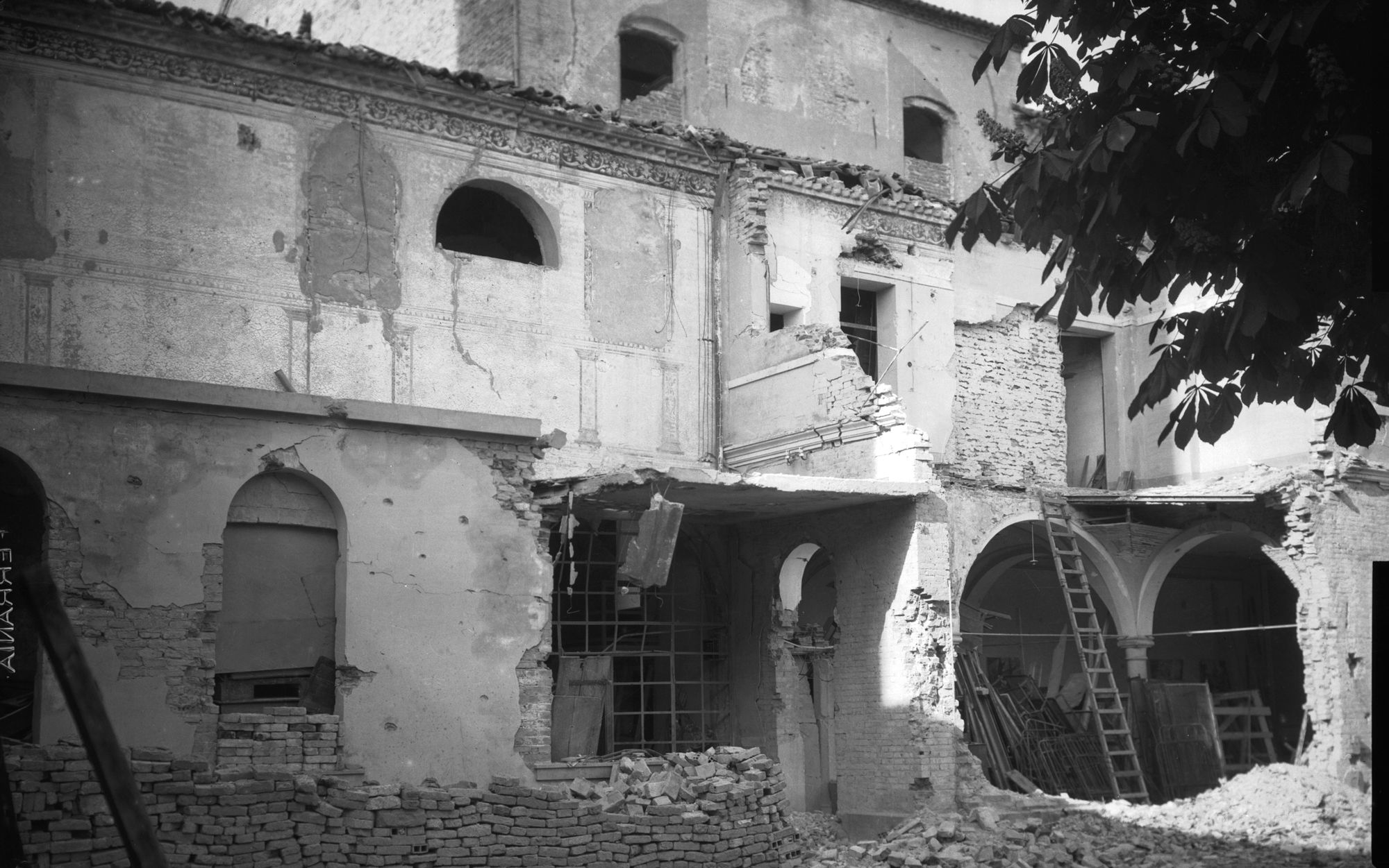 Santa Maria Maggiore. Il chiostro dopo il bombardamento del 14/3/1945 (negativo) di Gabinetto fotografico (XX)