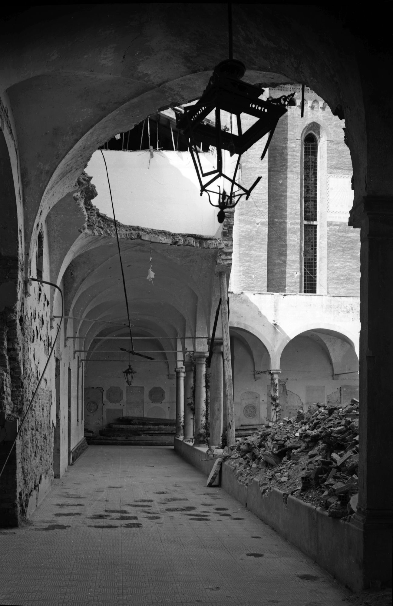 Convento dei Predicatori di San Nicolò. Il I° chiostro dopo il bombardamento del 25/12/1944 (negativo) di Gabinetto fotografico (XX)