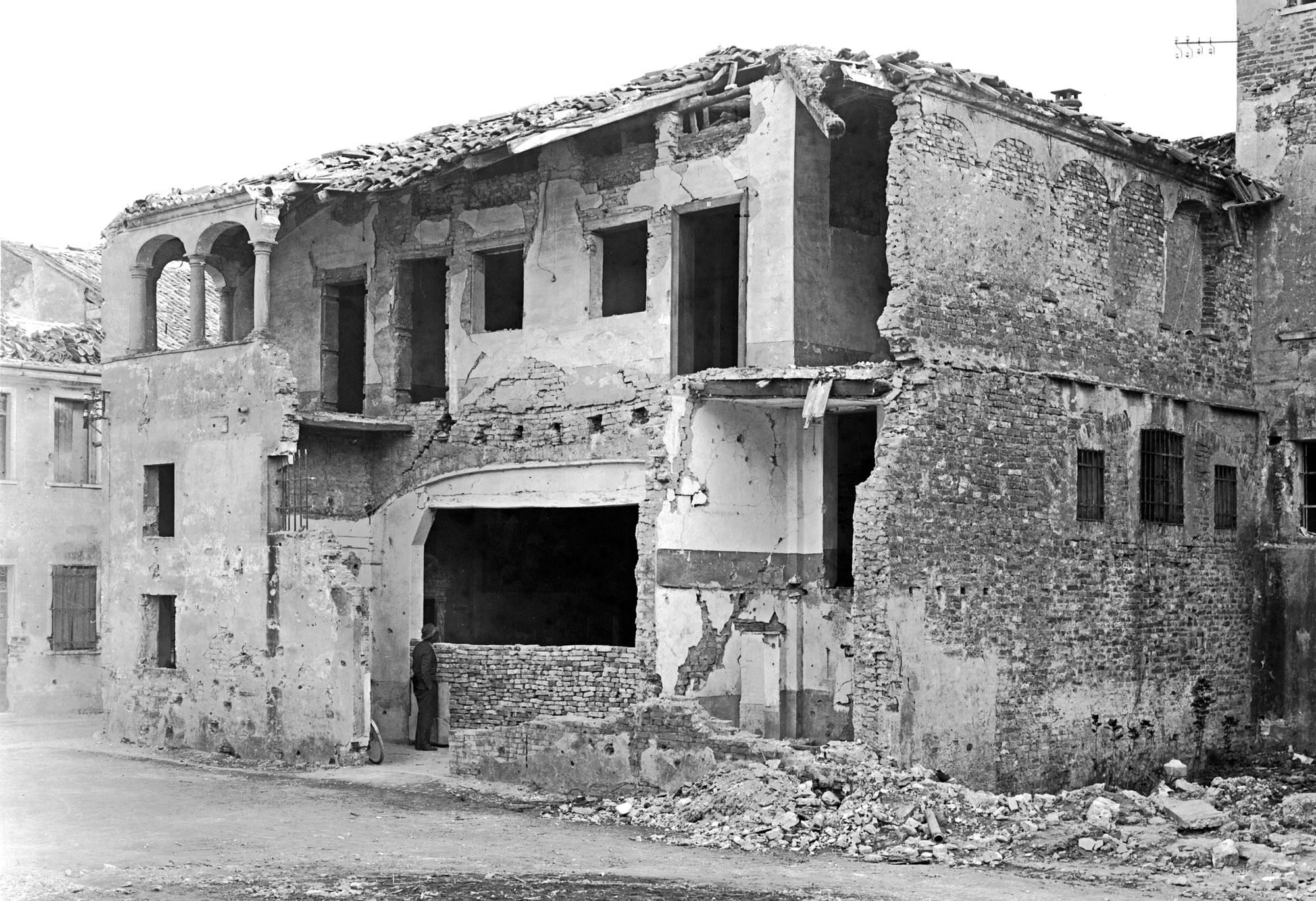 Piazza Rinaldi. " Osteria della colonna " dopo il bombardamento del 13/3/1945 e prima (negativo) di Gabinetto fotografico (XX)