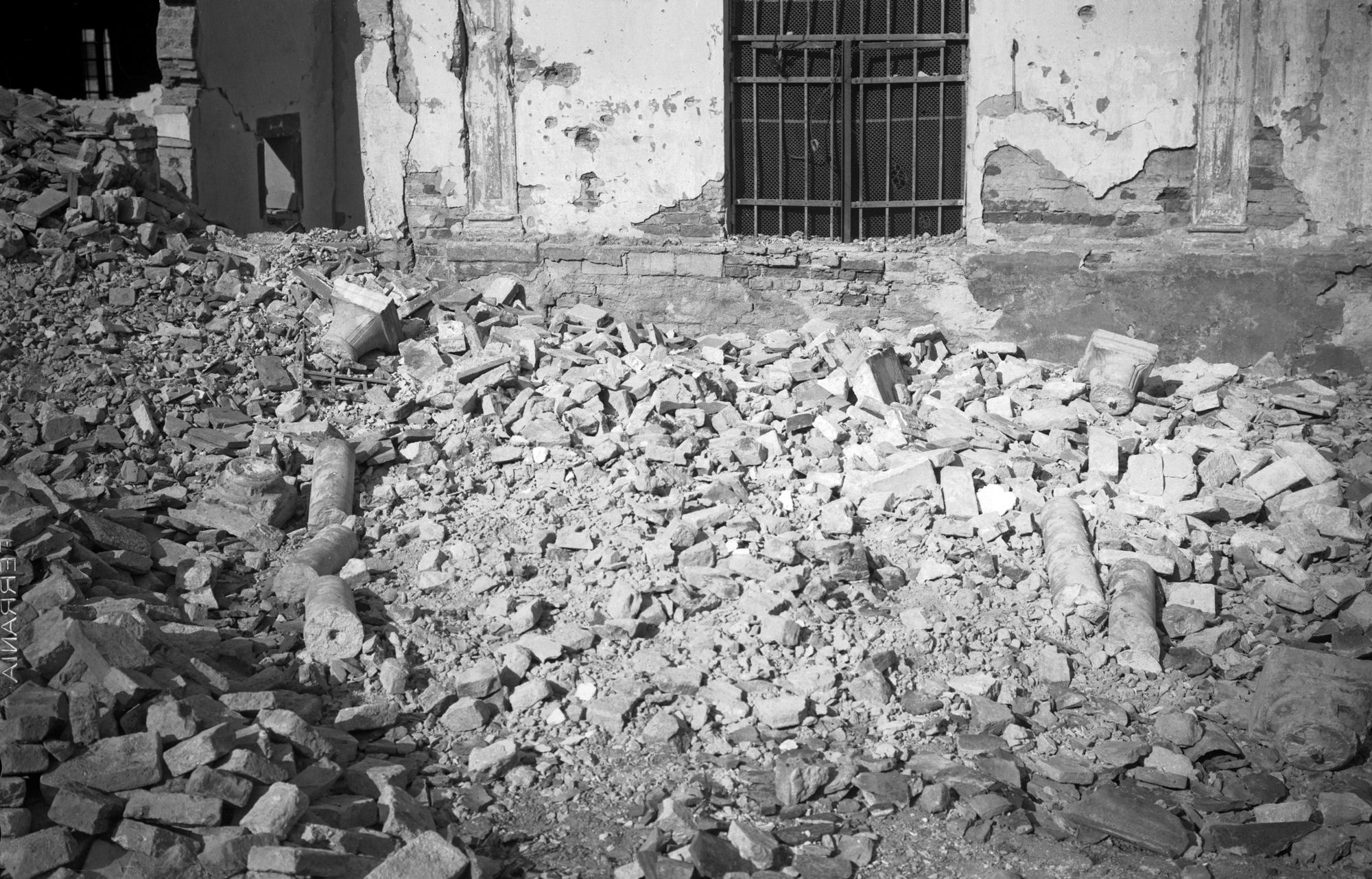 Ex convento di Santa Caterina. Loggetta trecentesca precipitata in seguito al bombardamento del Marzo 1945 (negativo) di Gabinetto fotografico (XX)