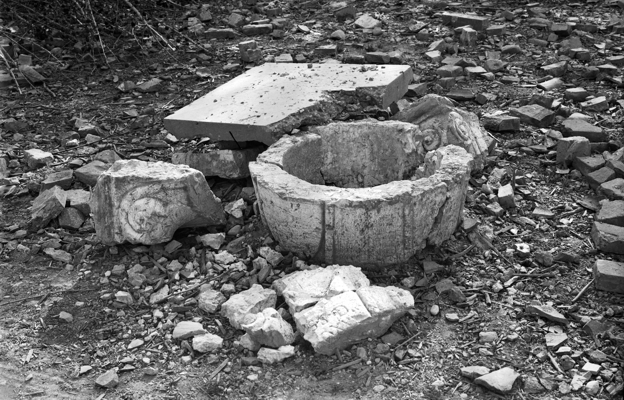 Ex convento di Santa Caterina. Frammenti del pozzo dopo il bombardamento del 13/3/1945 (negativo) di Gabinetto fotografico (XX)