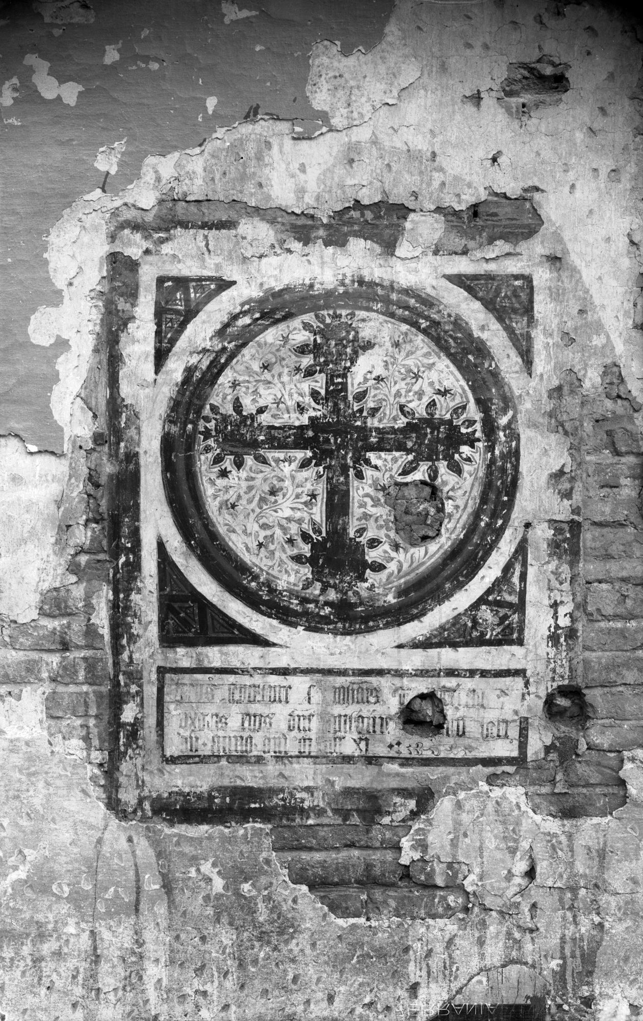 Chiesa Santa Caterina. I° chiostro. Croce e iscrizione (negativo) di Gabinetto fotografico (XX)